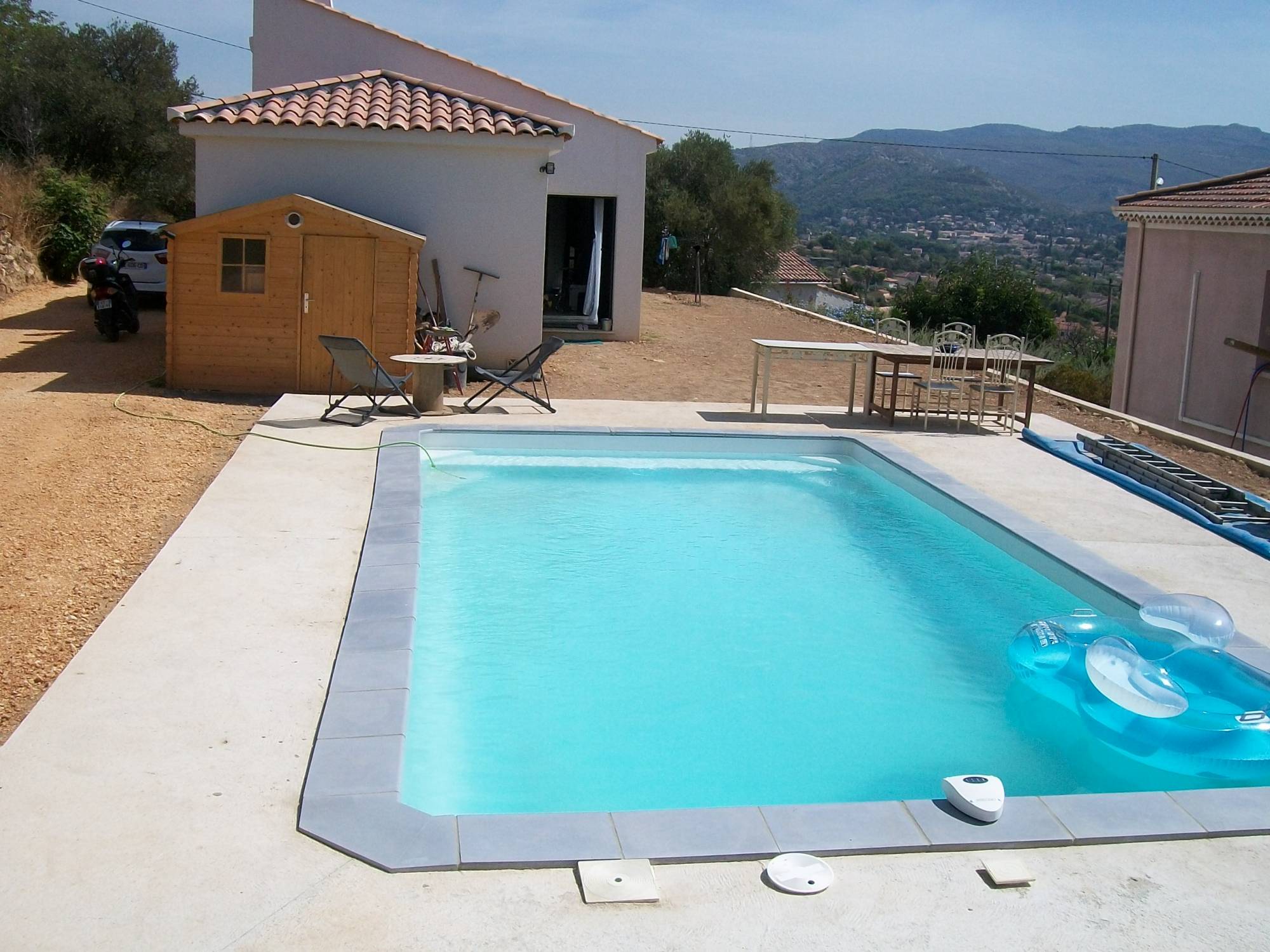 A vendre à Plan de Cuques villa neuve de 6 pièces avec piscine