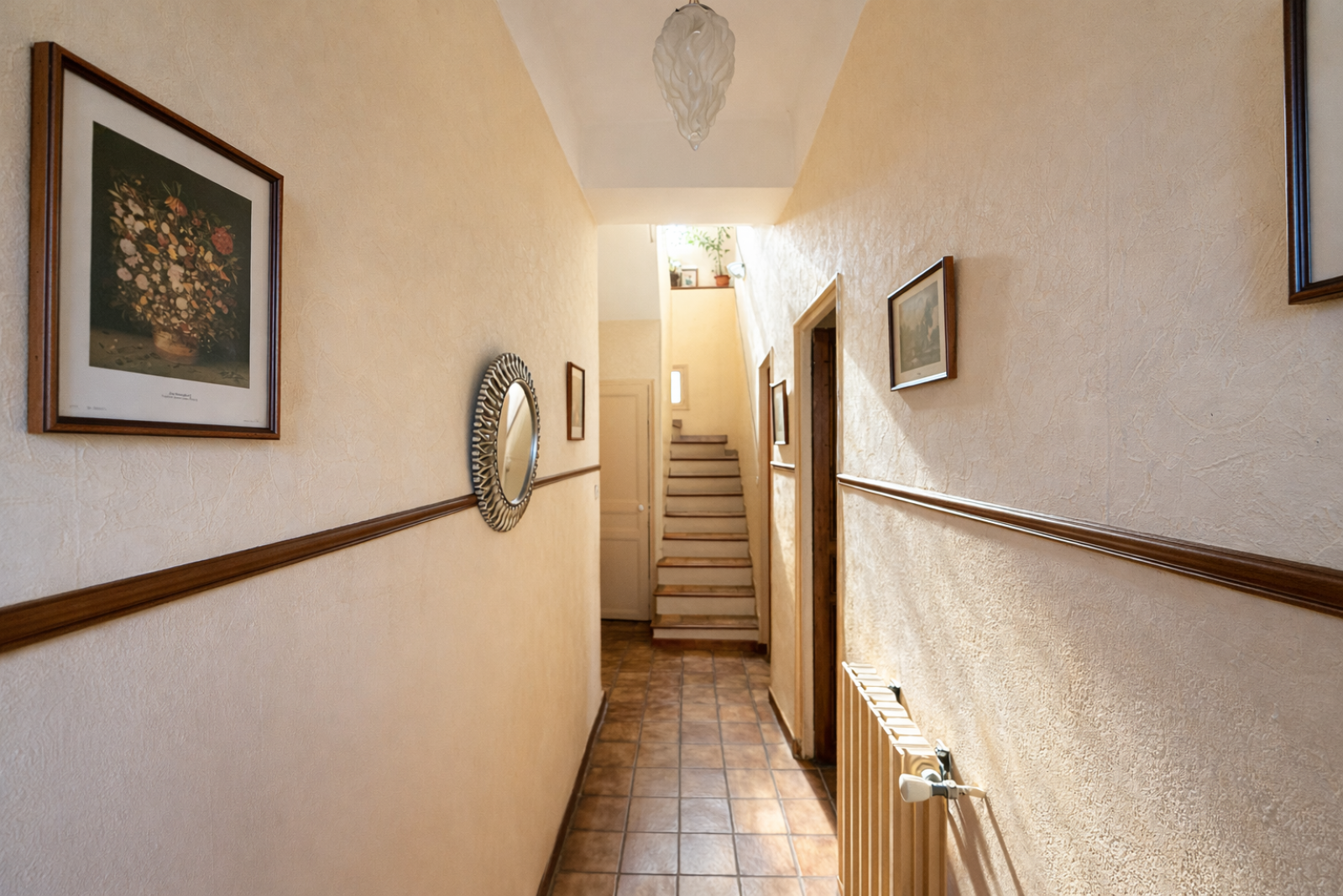 Maison de charme avec jardin arboré et garage – Quartier recherché