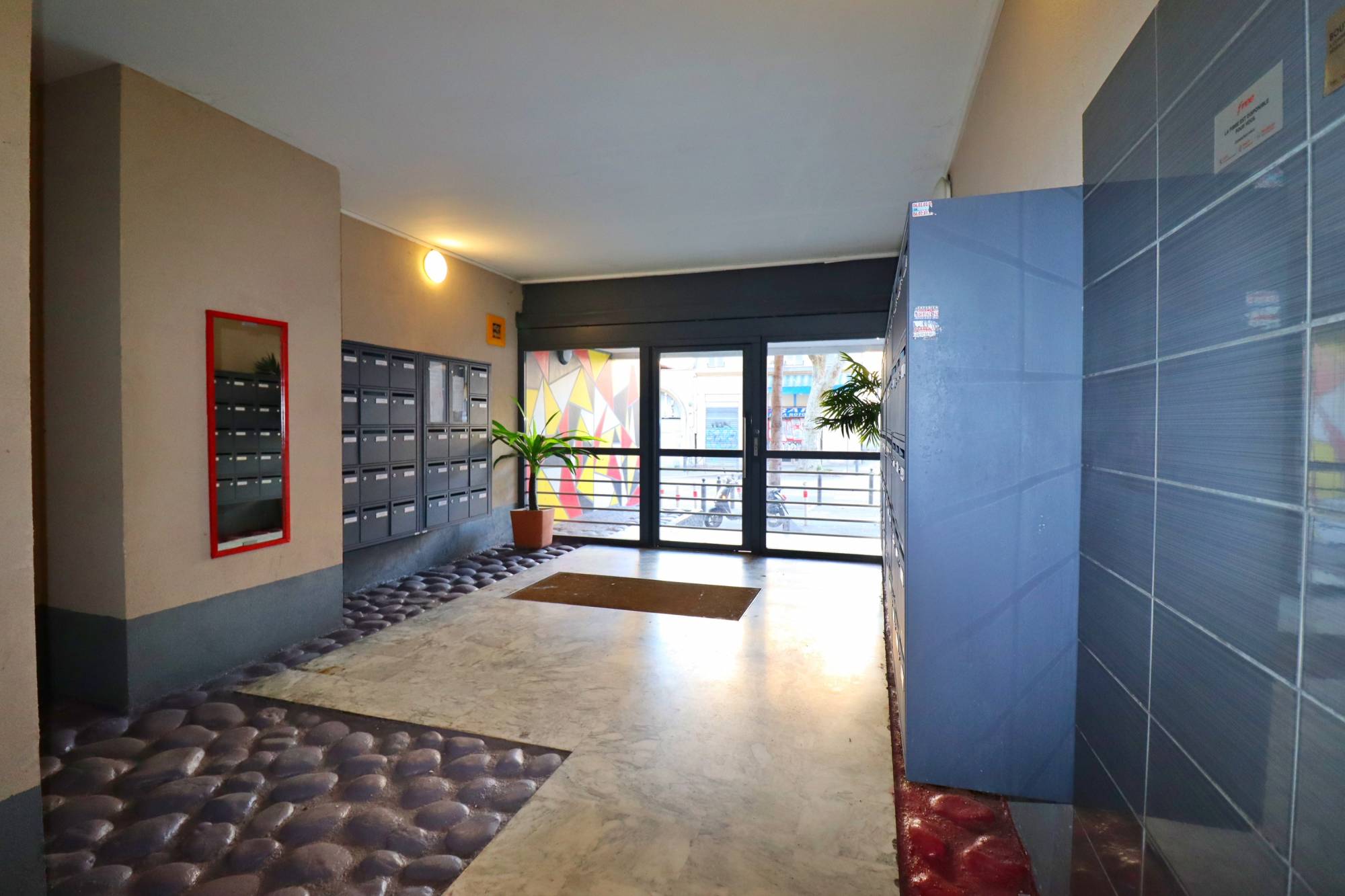 A vendre Spécial investissement locatif - Appartement 1 pièces de 29 m2 avec balcon en plein coeur du Centre ville de Marseille Quartier Saint Lazare 13003 Marseille