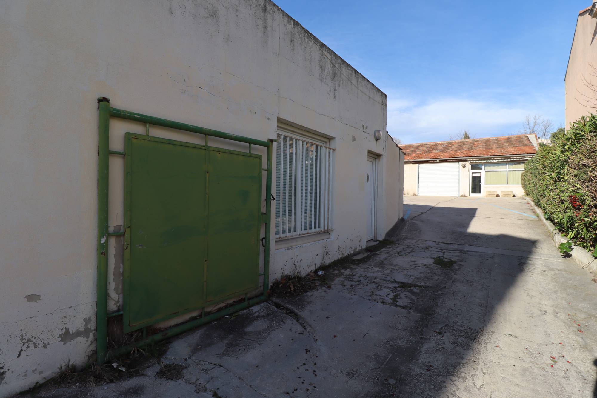 A vendre locaux commerciaux / professionnels Centre Saint Barnabé 13012 Marseille