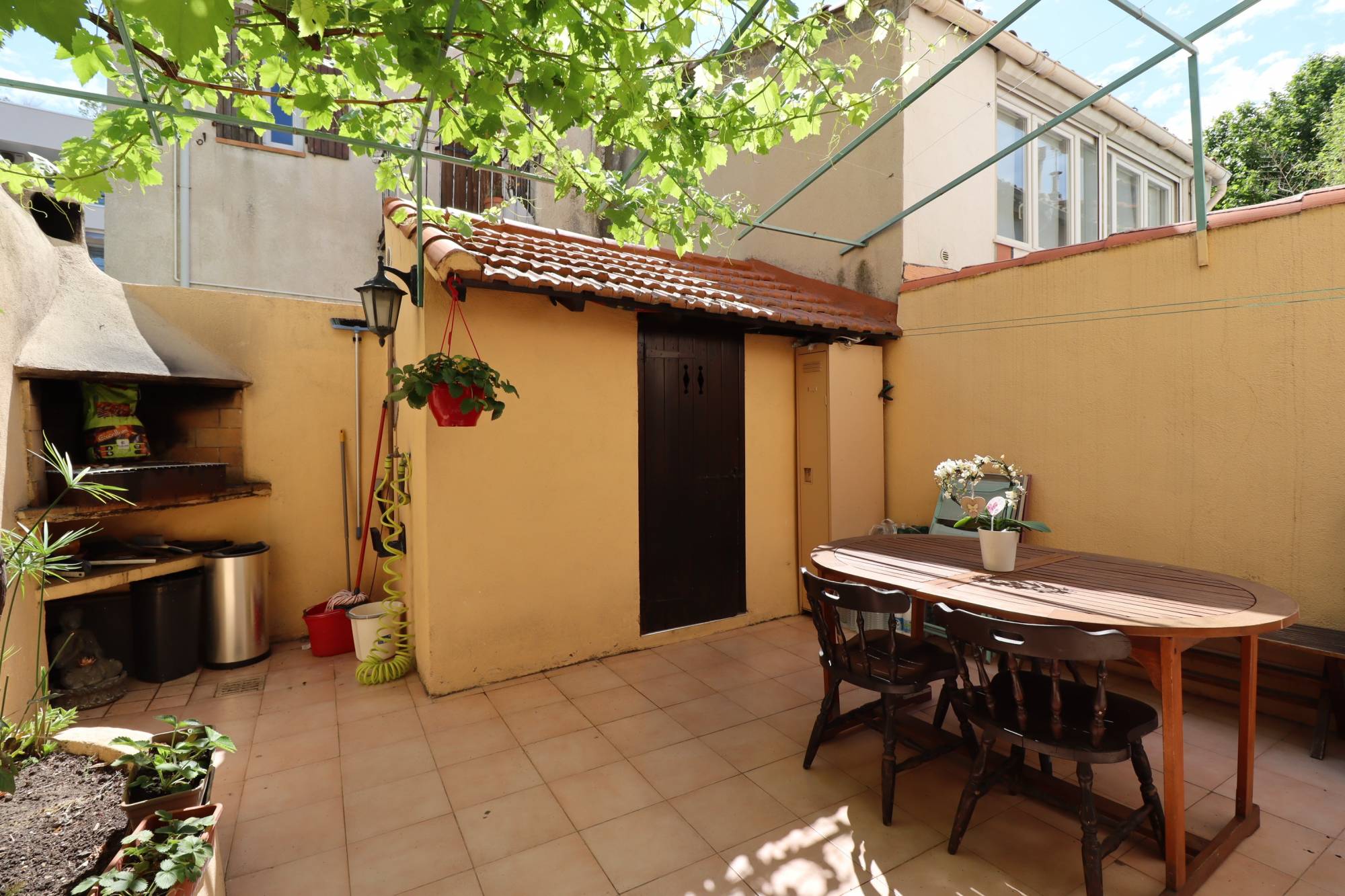 A vendre maison de village de 91 m² avec terrasse de 20 m² situé en plein coeur du village de Saint Barnabé 13012 Marseille