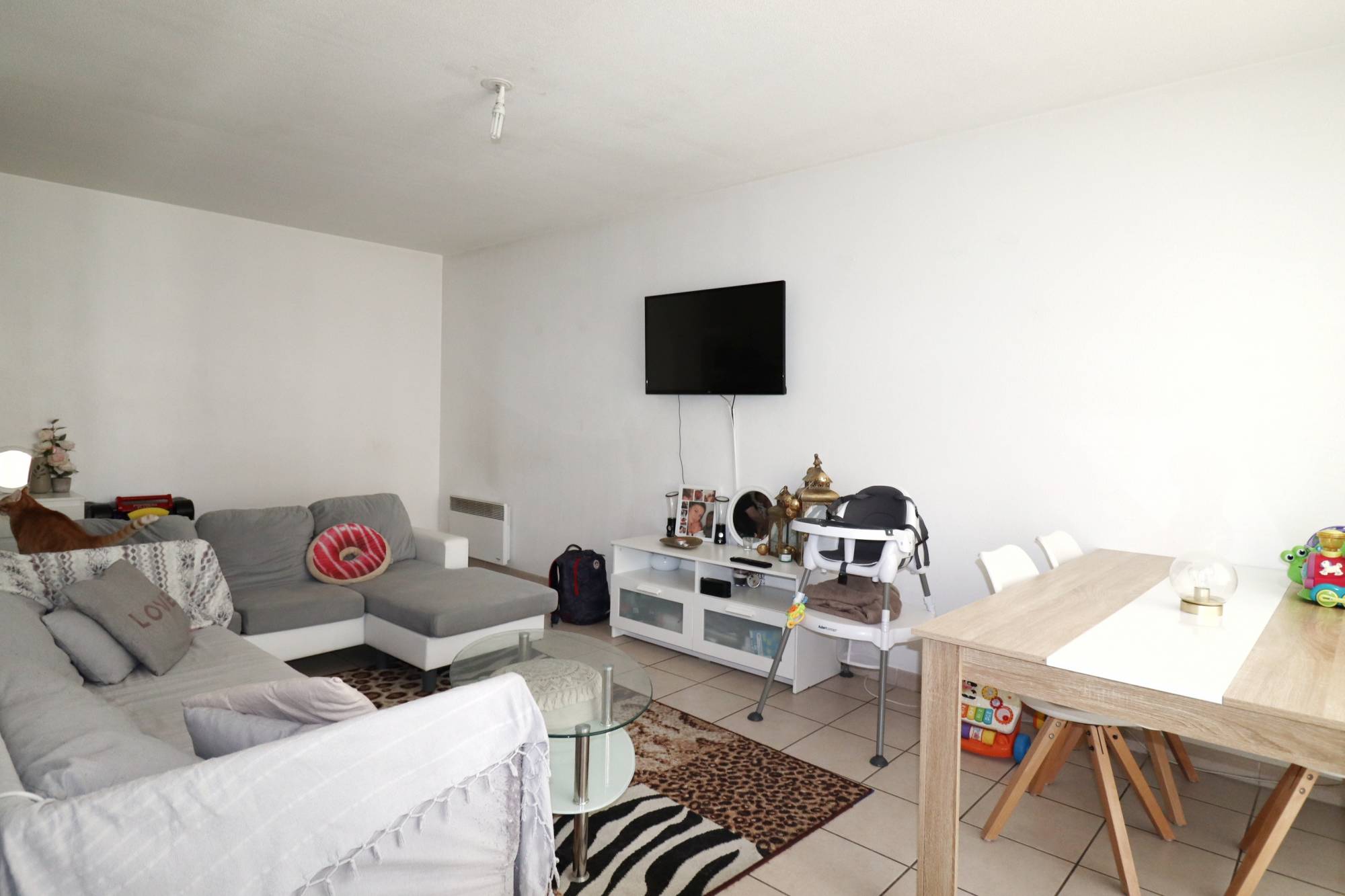 pièce à vivre lumineuse A vendre - T2 investissement locatif - logement occupé - Bon secours - 13014 Marseille