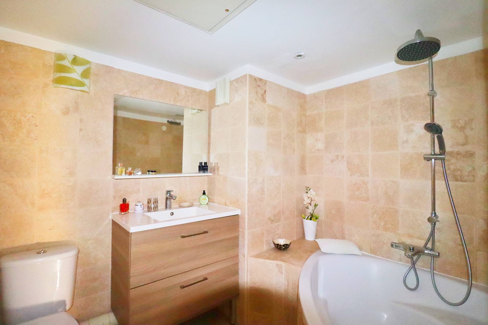 salle de bains A vendre dans résidence de standing appartement 2 pièces Bois Luzy - Saint Barnabé 13012 Marseille