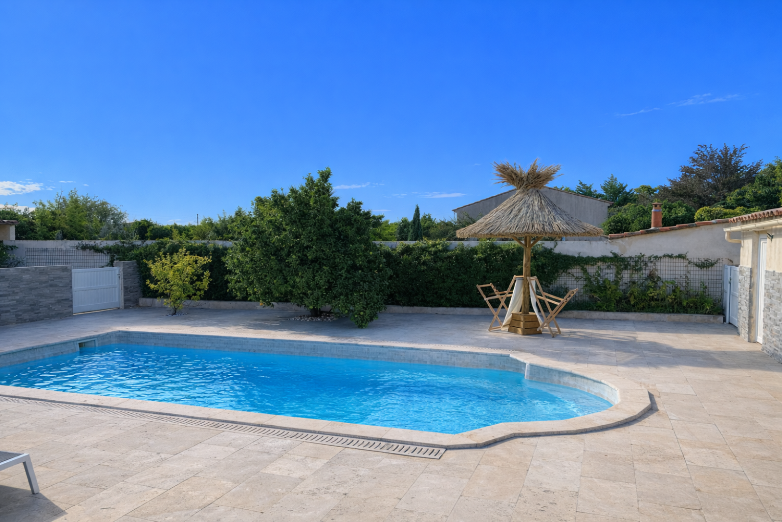 À VENDRE – Maison familiale 3 chambres piscine et annexes extérieures sur 2 000 m² de terrain  Marseille 1301​4