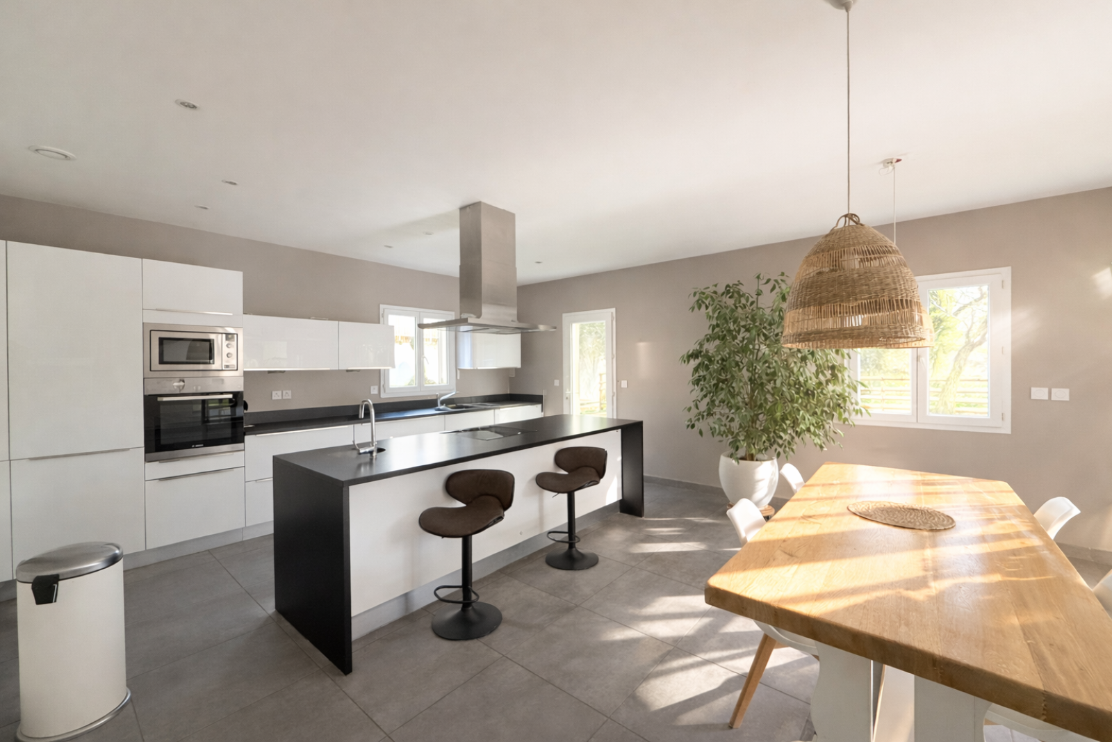 Élégante maison familiale contemporaine avec jardin arboré – Allauch