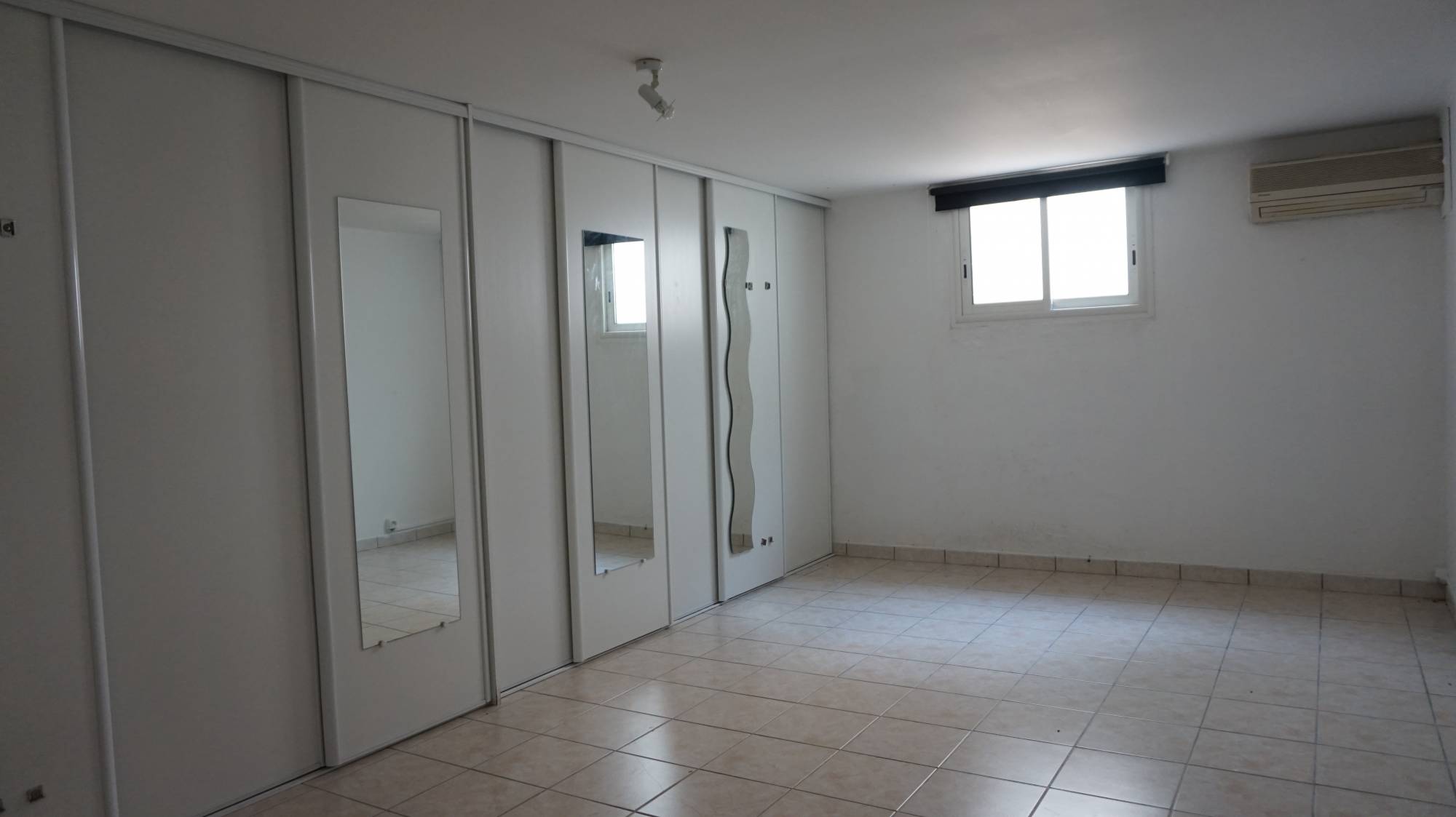 annexes sol sol de 74 m² eclairé avec lumière naturelle maison 81 m² parcelle de 268 m²