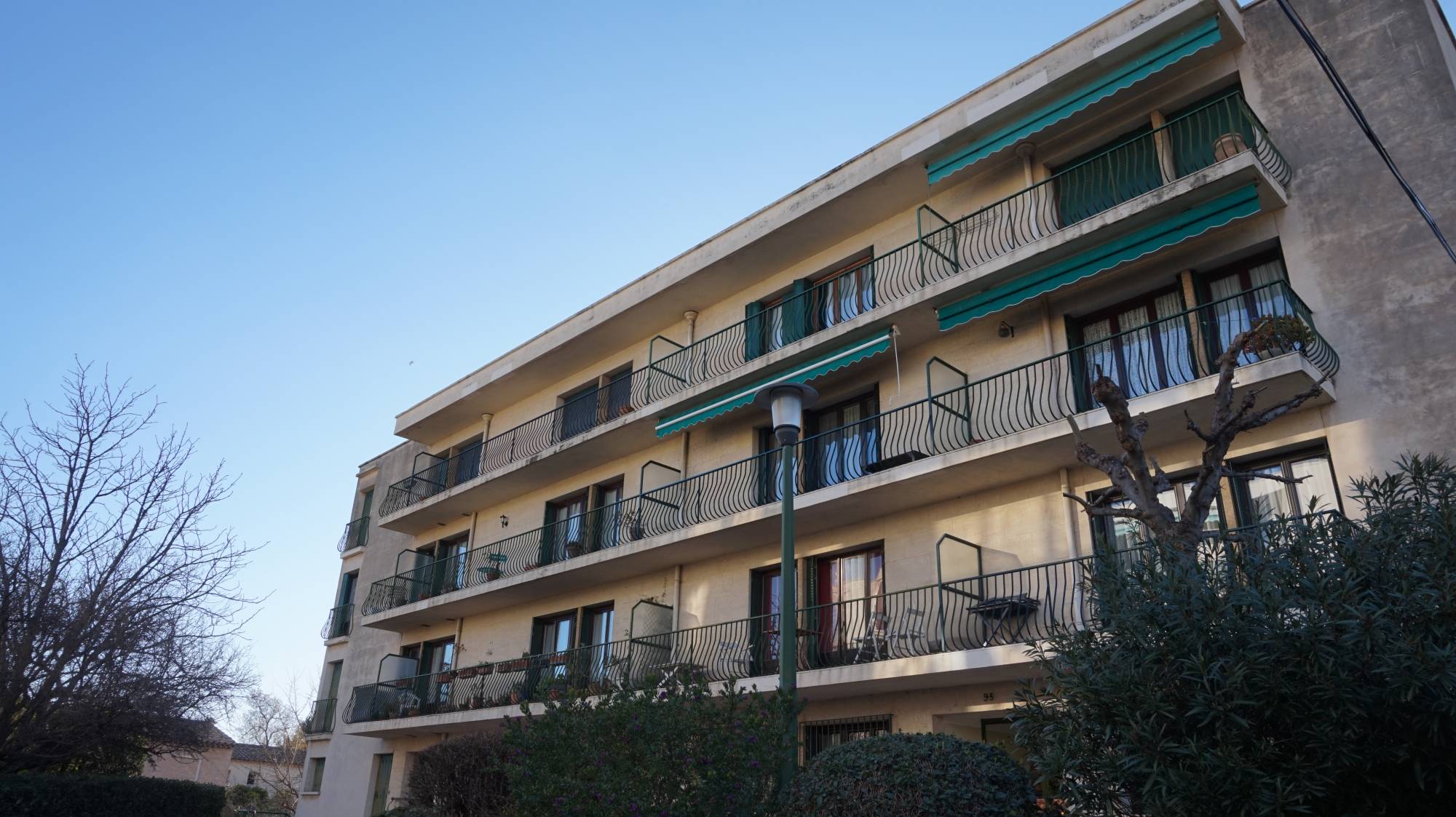 A vendre Bois Luzy/Saint Barnabé 13012 T3 entièrement rénové avec parking privatif + cave