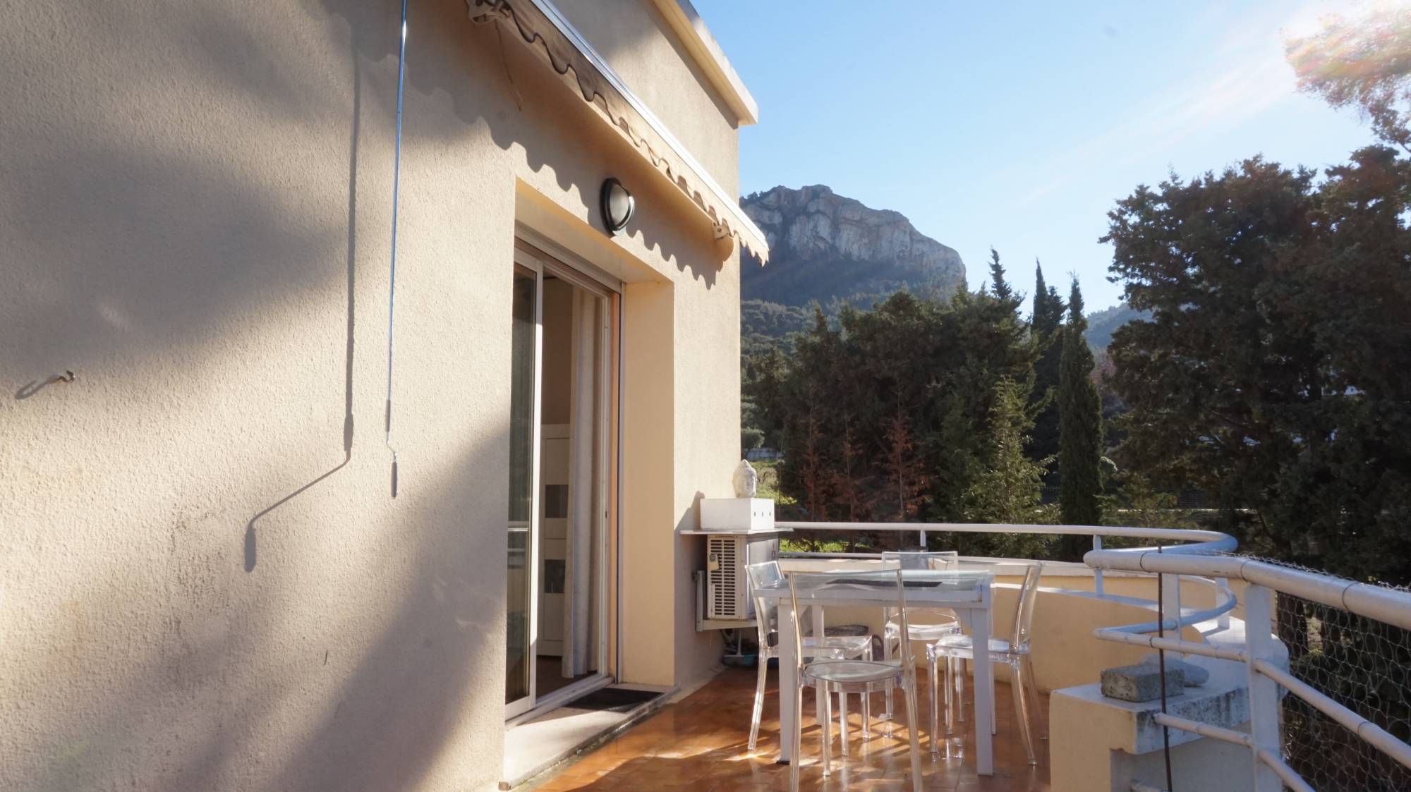 A VENDRE CASSIS TYPE 3 VUE EXCEPTIONNELLE SUR LA MER