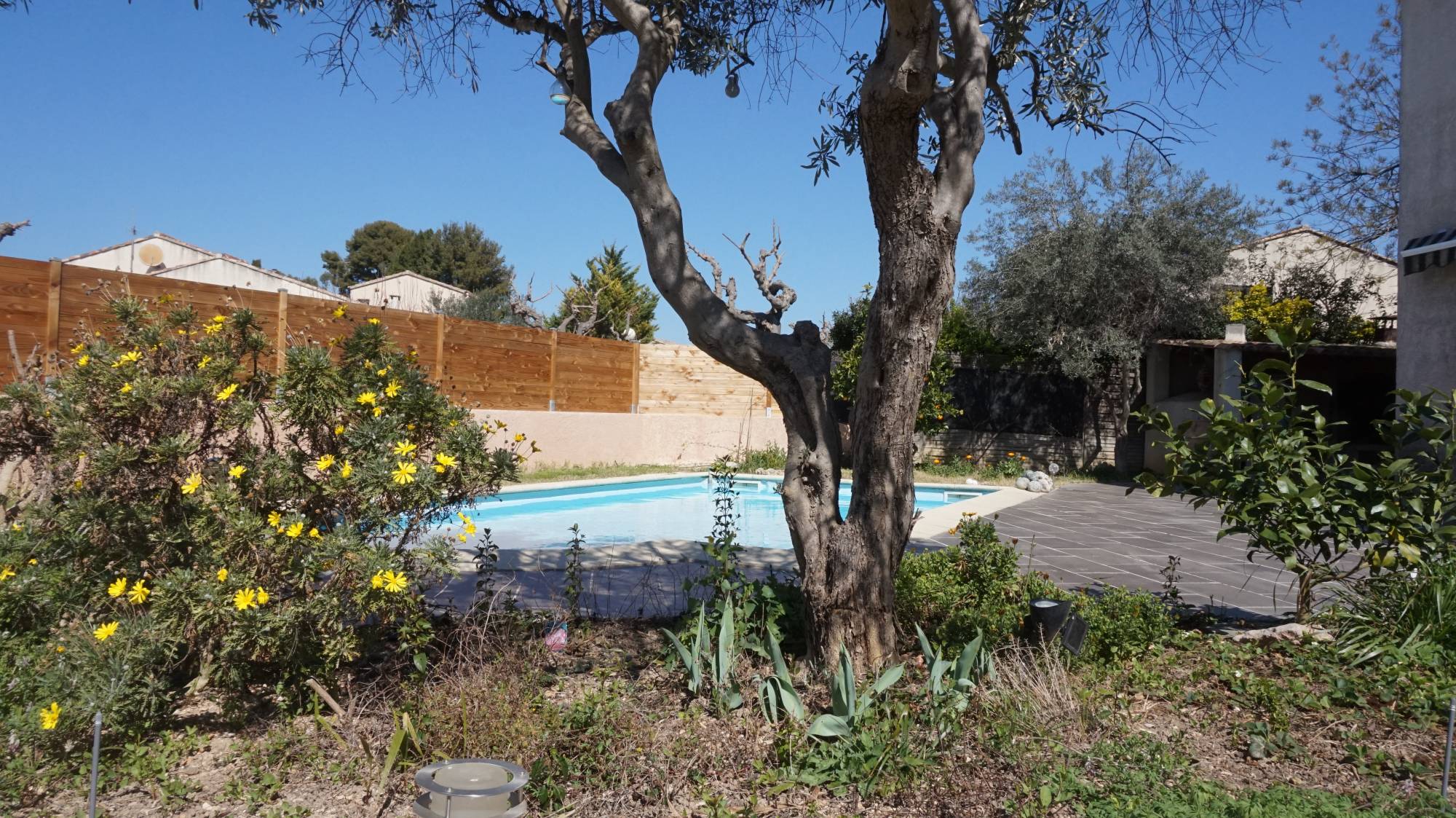Villa à la vente 120 m² sur terrain de plus de 500 m² avec piscine garage