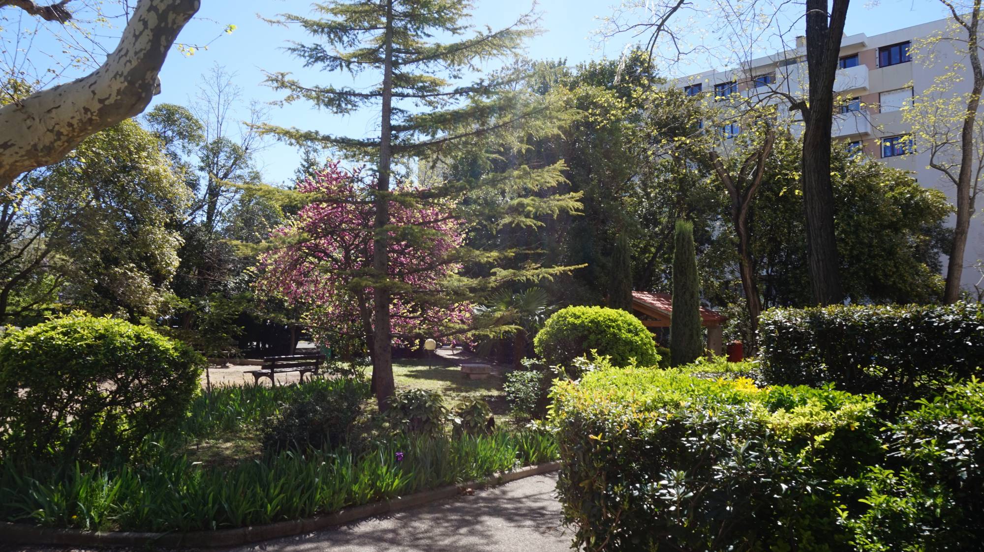 C'est entre Bois Luzy et Montolivet, que l'agence Provencia vous propose de visiter un appartement type 4 / 5 de 96 m² avec grand balcon et place de parking privative.