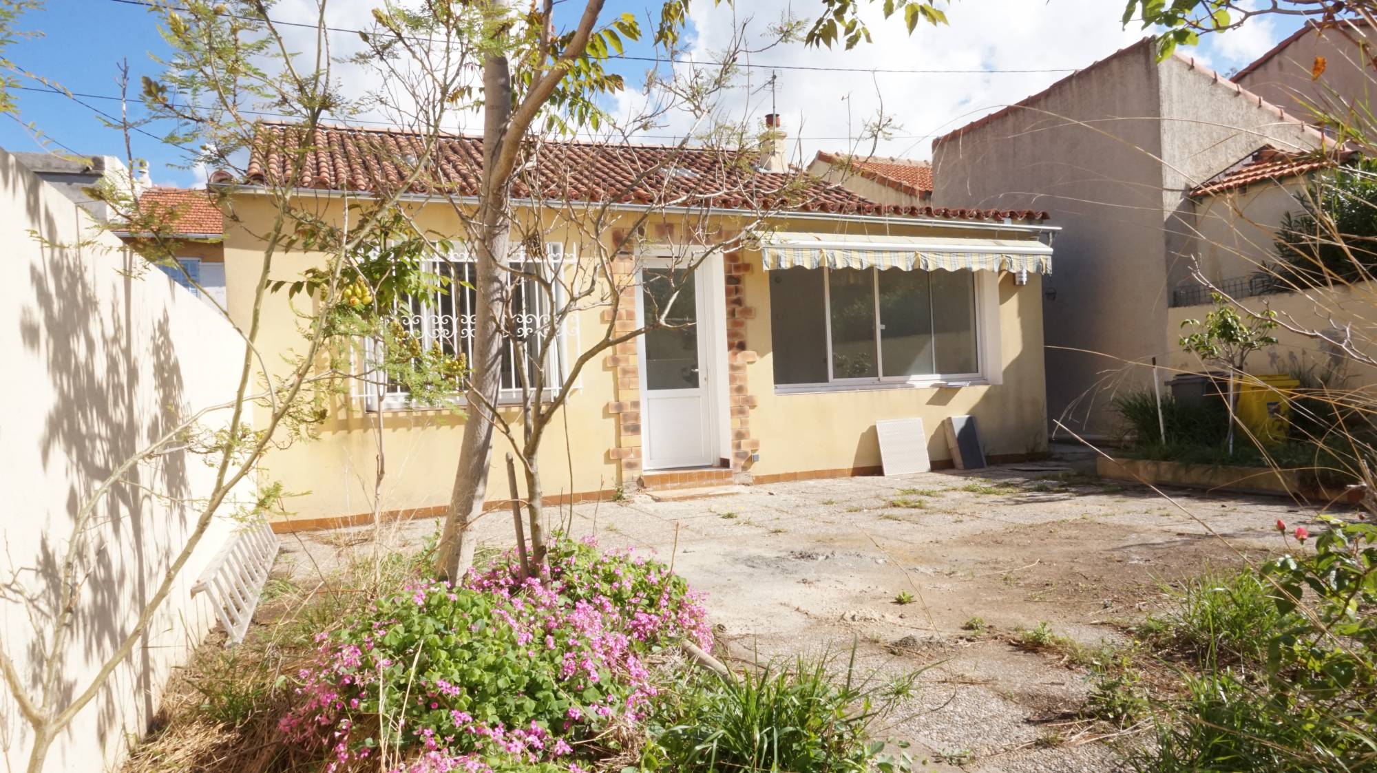 L'agence immobilière Provencia vous propose à la vente une maison de ville dans le secteur recherché et privilégié de Bois Luzy - Saint Barnabé.