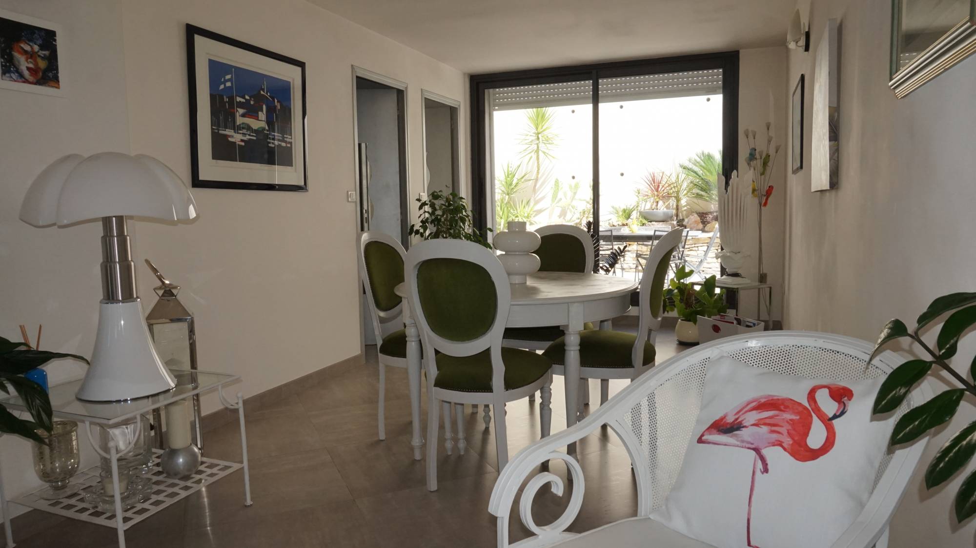 salon A vendre Maison 120 m² entièrement rénovée avec jardin de 150 m² - Quartier de la montre, proche village de la valentine (13011 Marseille)