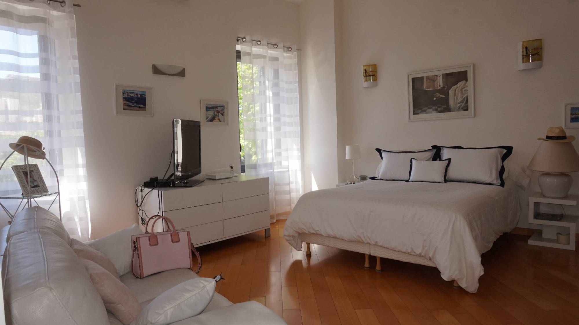 chambre  A vendre maison type bastide entièrement rénovée de manière contemporaine. Mitoyenne d'un côté, en R+1 d'une supercifie de 120 m² avec un jardin d'environ 150 m².