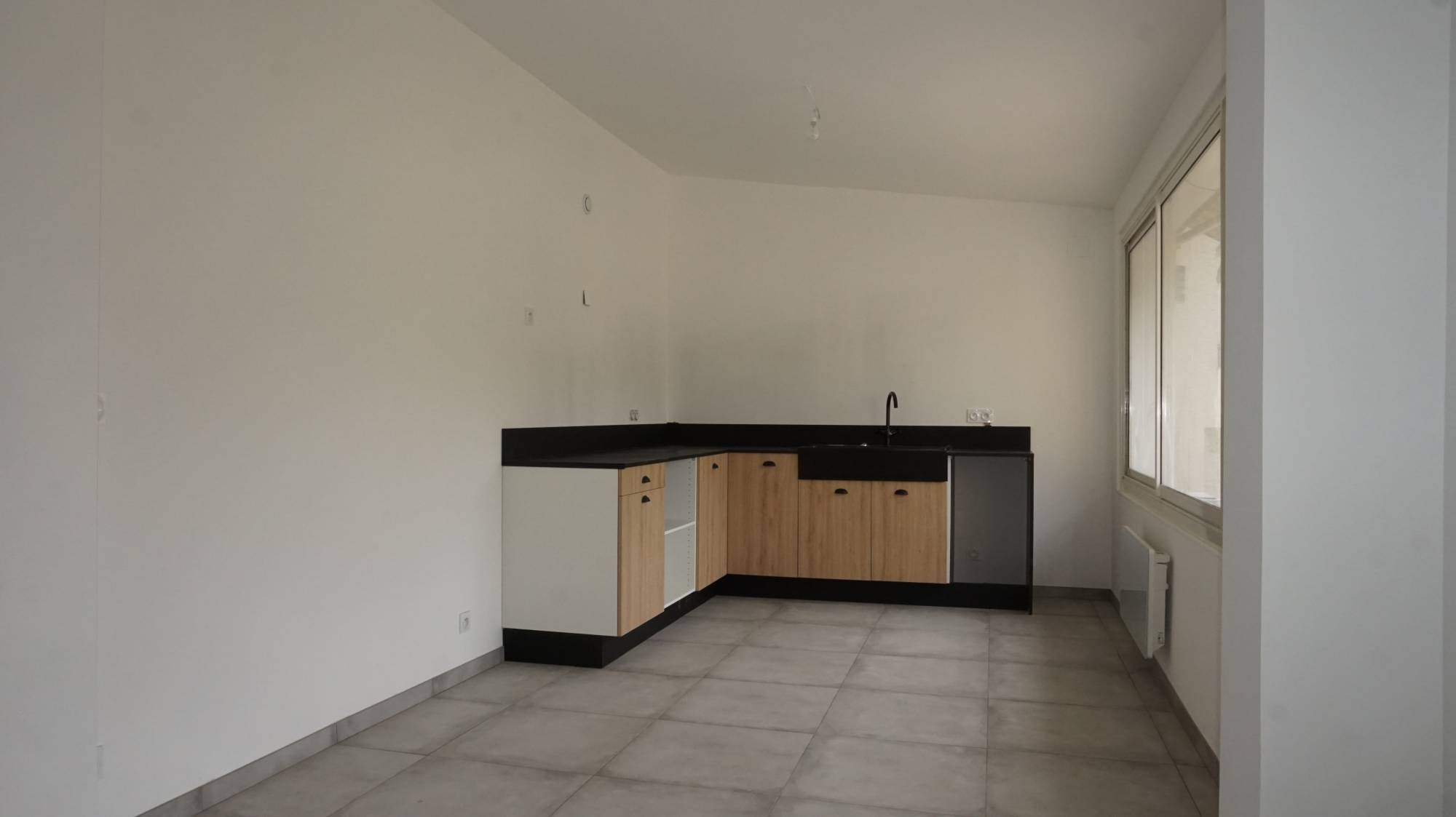 Rare à la vente, maison de ville entièrement rénovée avec jardin.  Maison de ville individuelle (non mitoyenne) d'environ 75 m²