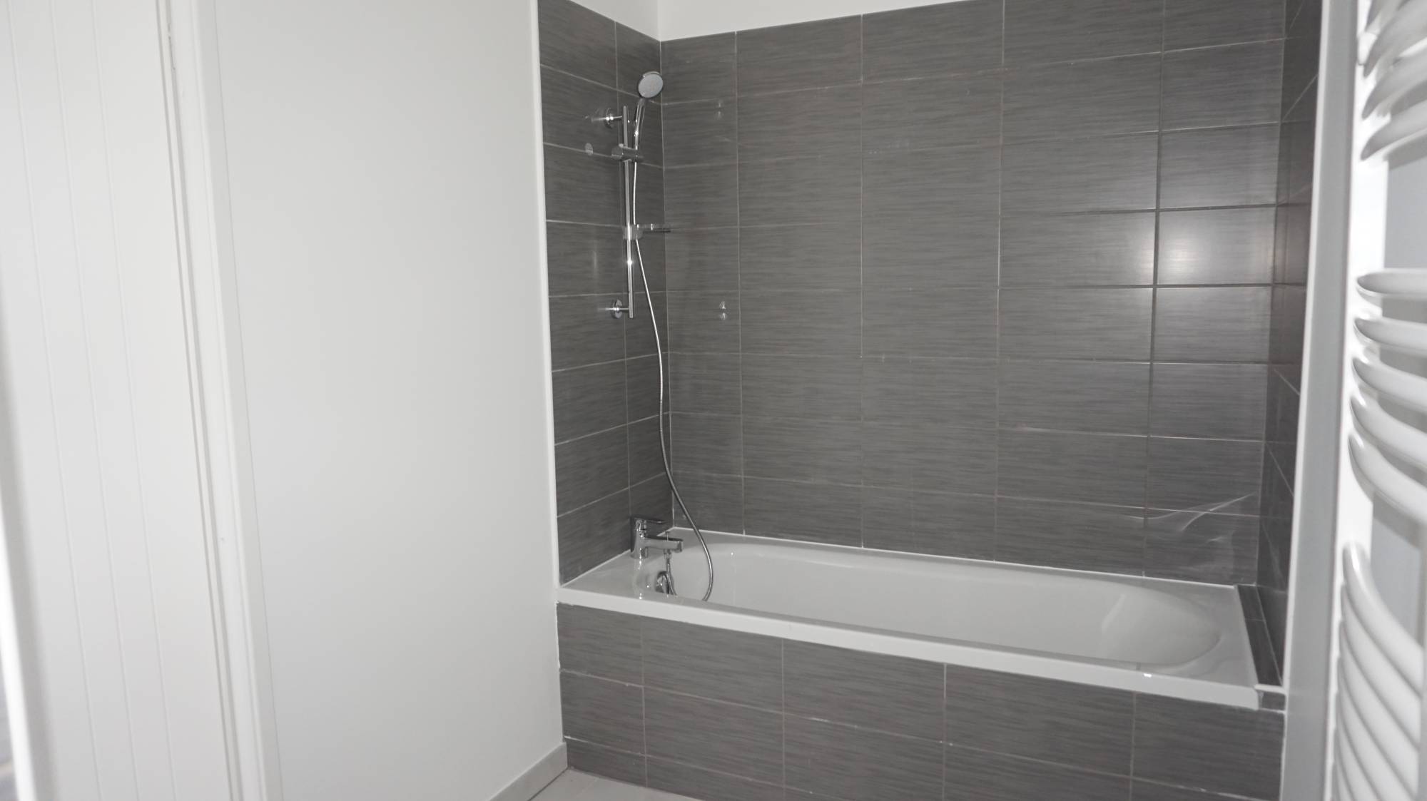 A vendre logement occupé pour investissement locatif appartement 3 pièces avec terrasse et place de parking privative Saint Loup 13010 Marseille