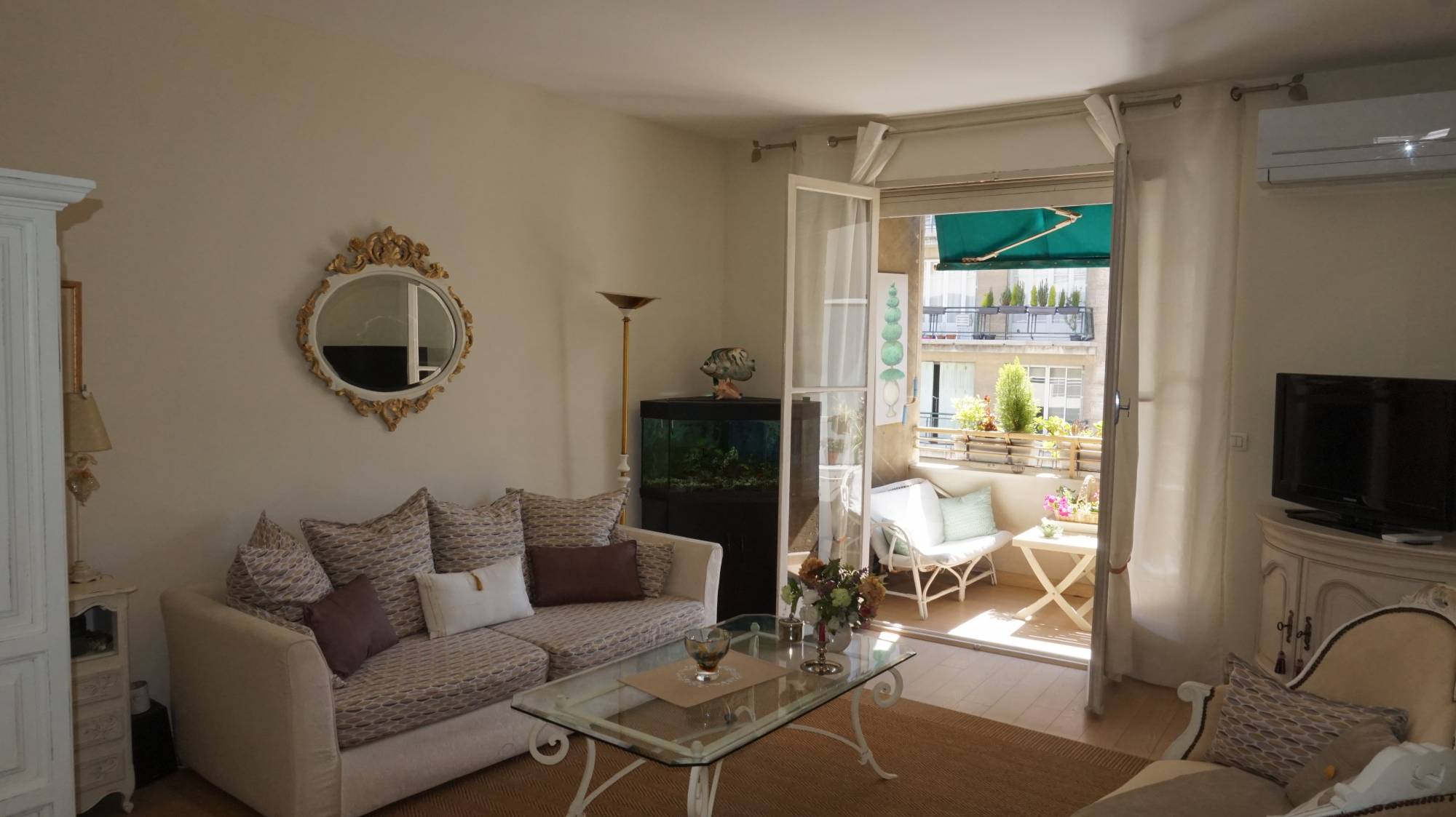 séjour type 2 à la vente proposé par l'agence Provencia immobilier dans bel immeuble années 60