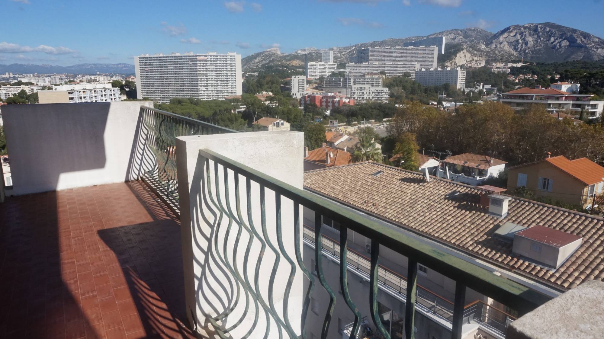 A vendre appartement à rénover - fort potentiel type 3 de 69 m² en dernier étage avec parking privatif 13009 Marseille
