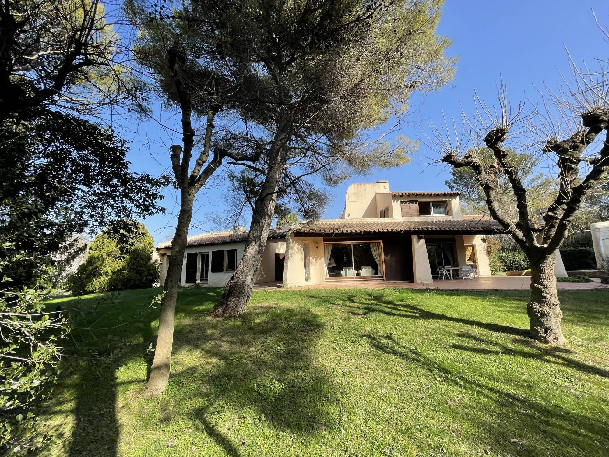 A vendre sur magnifique parc arboré de 7 600 m², villa d'architecte des années 80 de 172 m² avec garage, piscine niché au cœur du 12ème arrondissement de Marseille proche du village des Trois Lucs 13012 Marseille