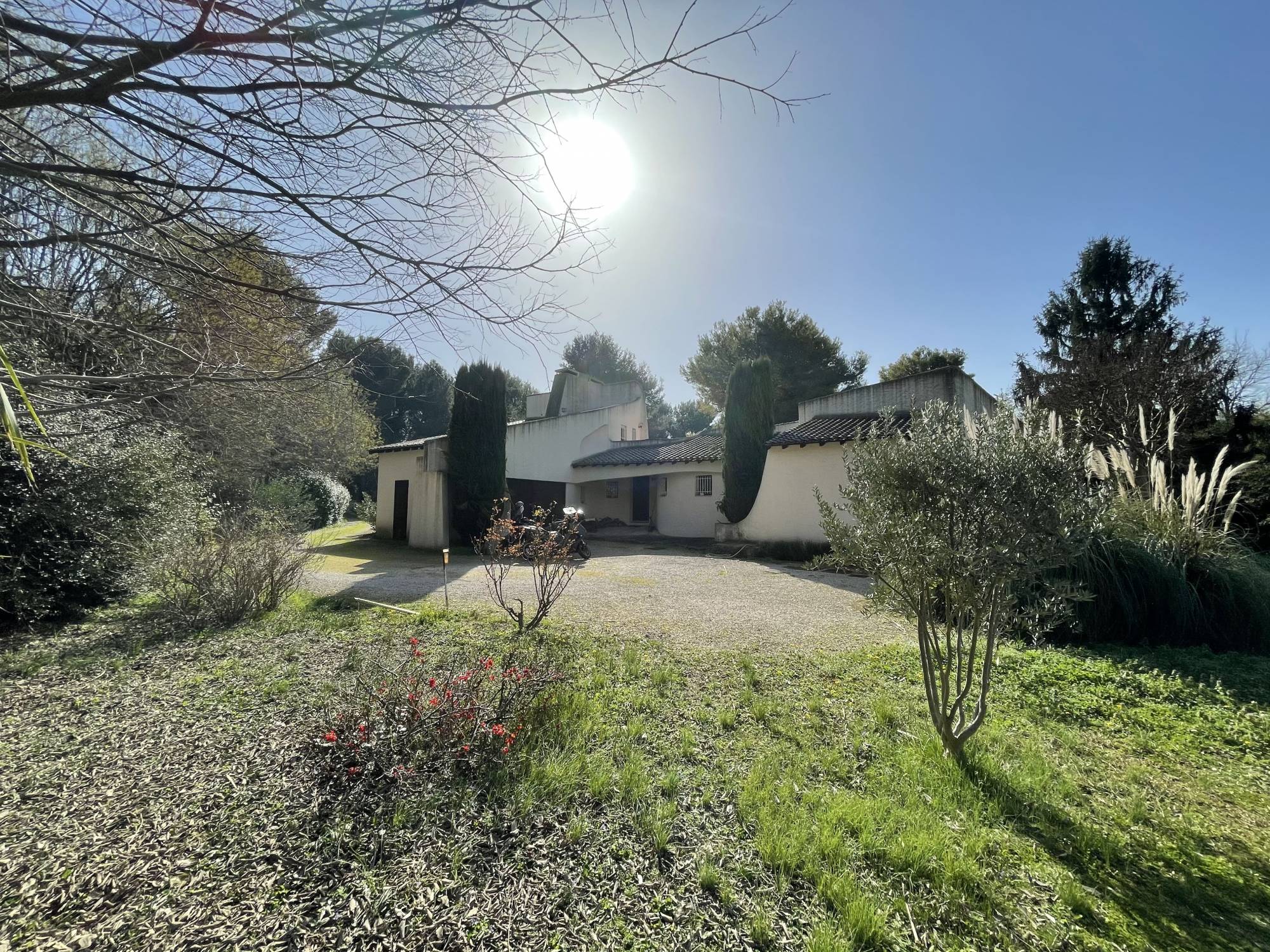 A vendre sur magnifique parc arboré de 7 600 m², villa d'architecte des années 80 de 172 m² avec garage, piscine niché au cœur du 12ème arrondissement de Marseille proche du village des Trois Lucs 13012 Marseille