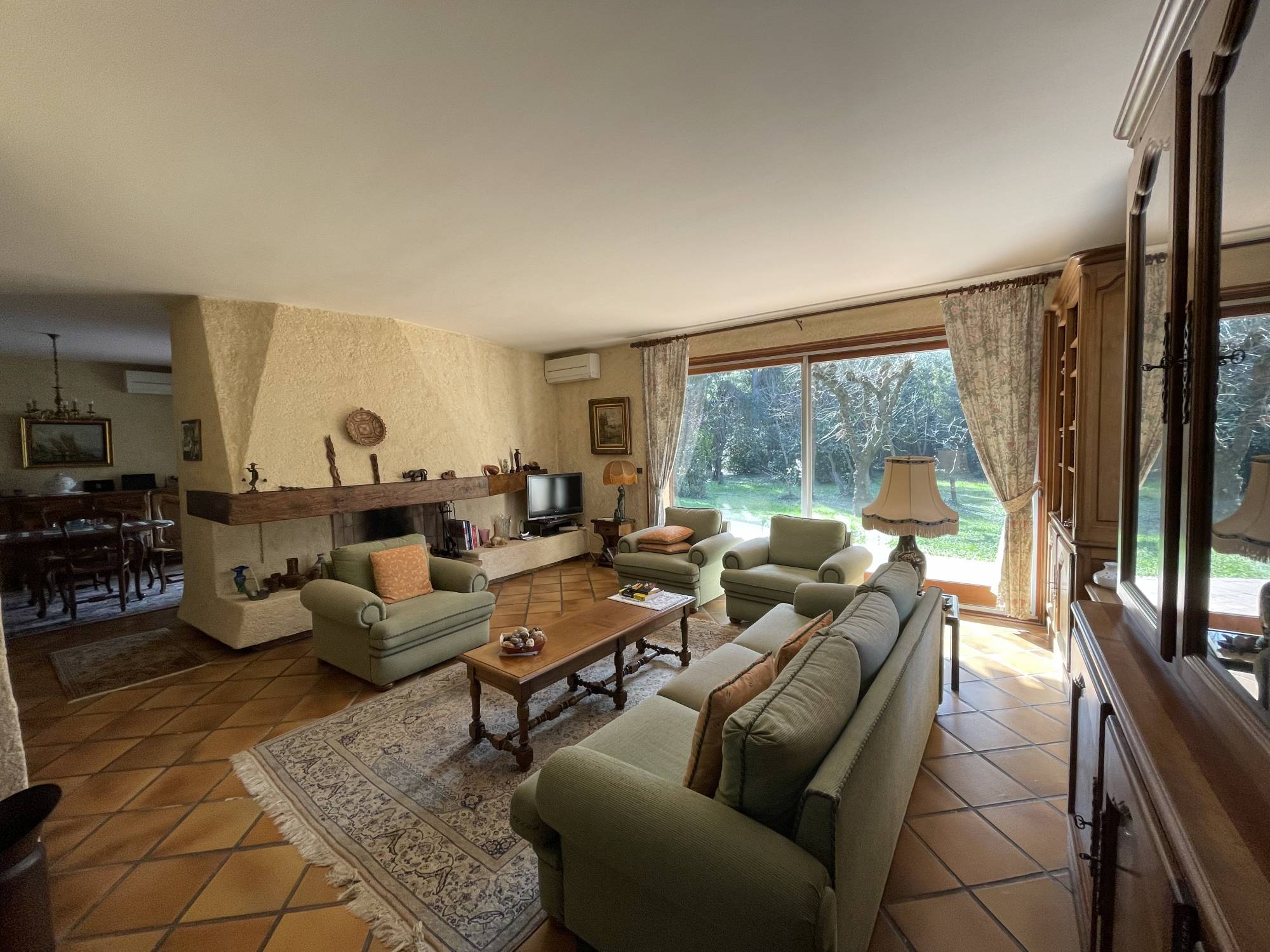 A vendre sur magnifique parc arboré de 7 600 m², villa d'architecte des années 80 de 172 m² avec garage, piscine niché au cœur du 12ème arrondissement de Marseille proche du village des Trois Lucs 13012 Marseille
