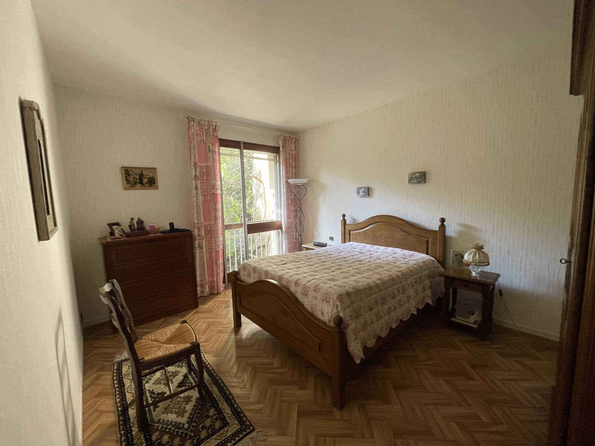 A vendre sur magnifique parc arboré de 7 600 m², villa d'architecte des années 80 de 172 m² avec garage, piscine niché au cœur du 12ème arrondissement de Marseille proche du village des Trois Lucs 13012 Marseille
