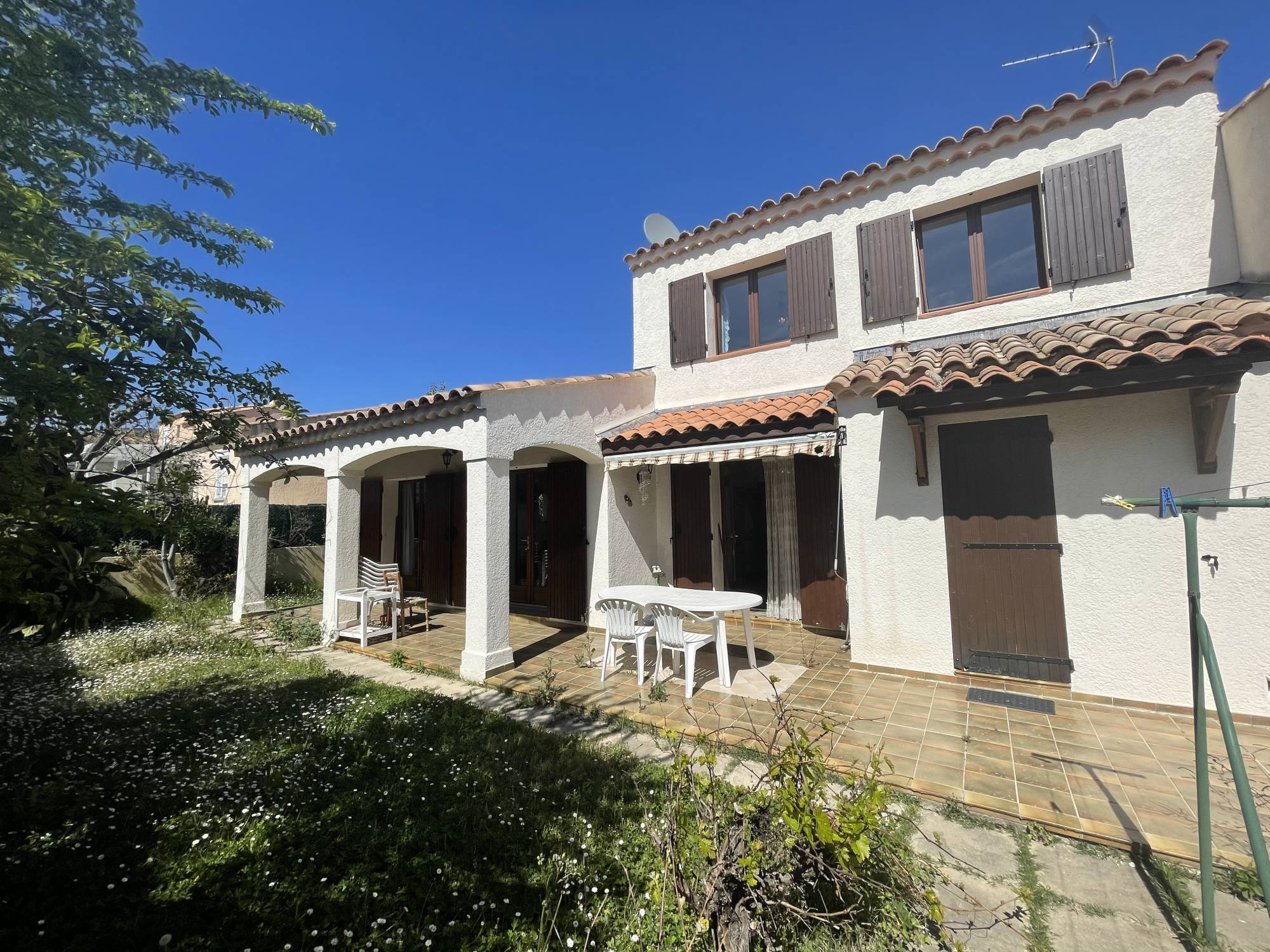 A vendre villa dans lotissement maison en R+1 de 116 m² sur parcelle de 359 m² avec 3 chambres 13190 ALLAUCH