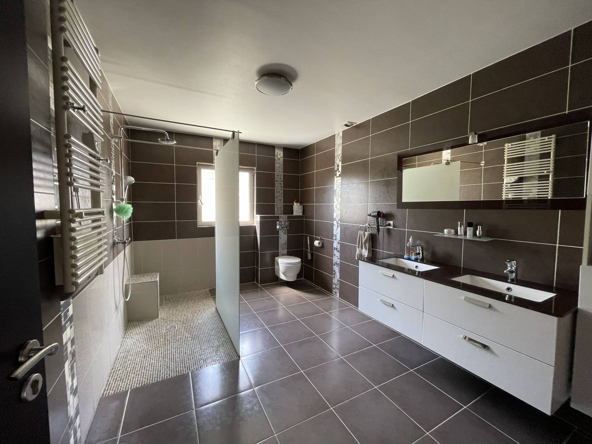 salle de bain A vendre villa de 200 m² avec 6 pièces (4 chambres+1bureau) sur parcelle de 700 m² avec terrasses et piscine Saint Julien 13012 Marseille