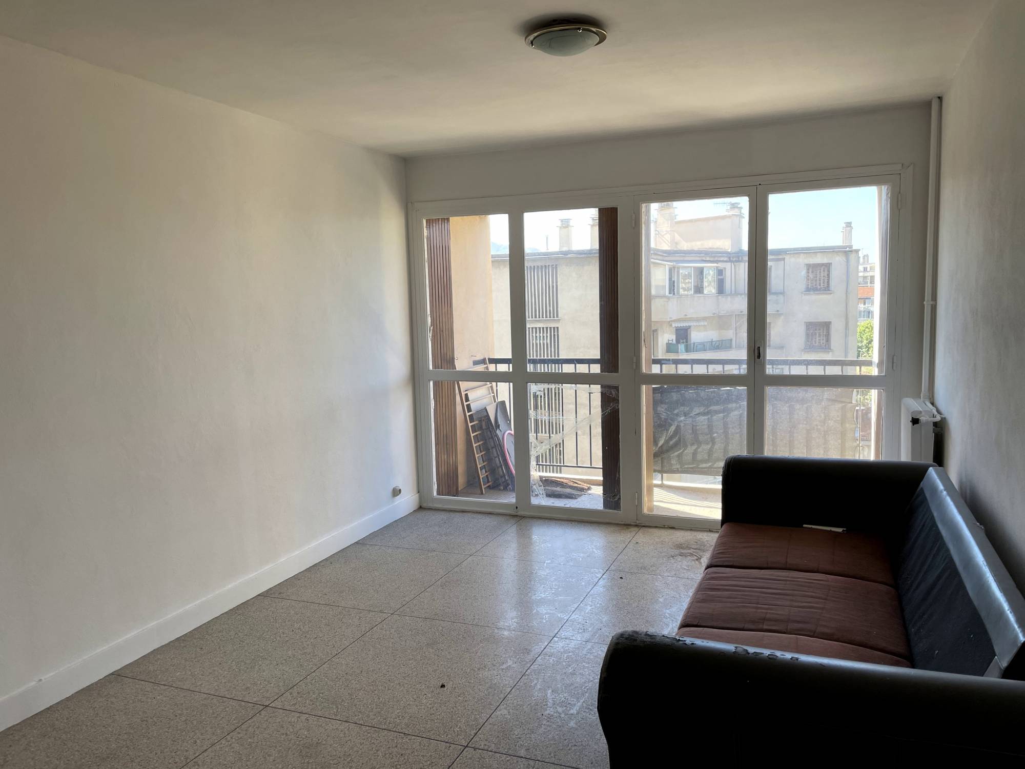 séjour A vendre appartement 3 pièces de 59 m² avec balcon, loggia, cave et place de parking privative Saint Pierre / Blancarde 13005 Marseille