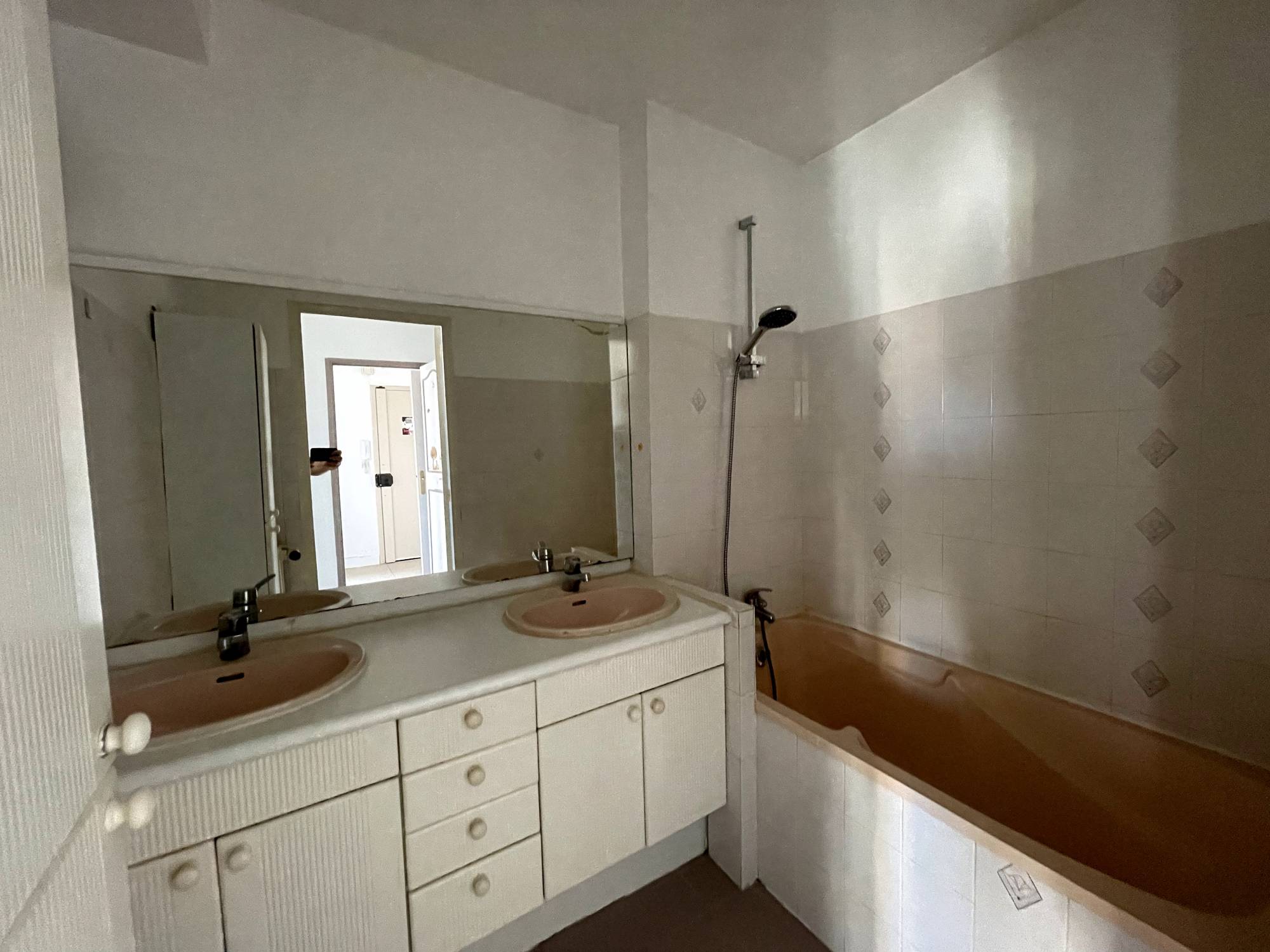 salle de bains A vendre appartement 3 pièces de 59 m² avec balcon, loggia, cave et place de parking privative Saint Pierre / Blancarde 13005 Marseille