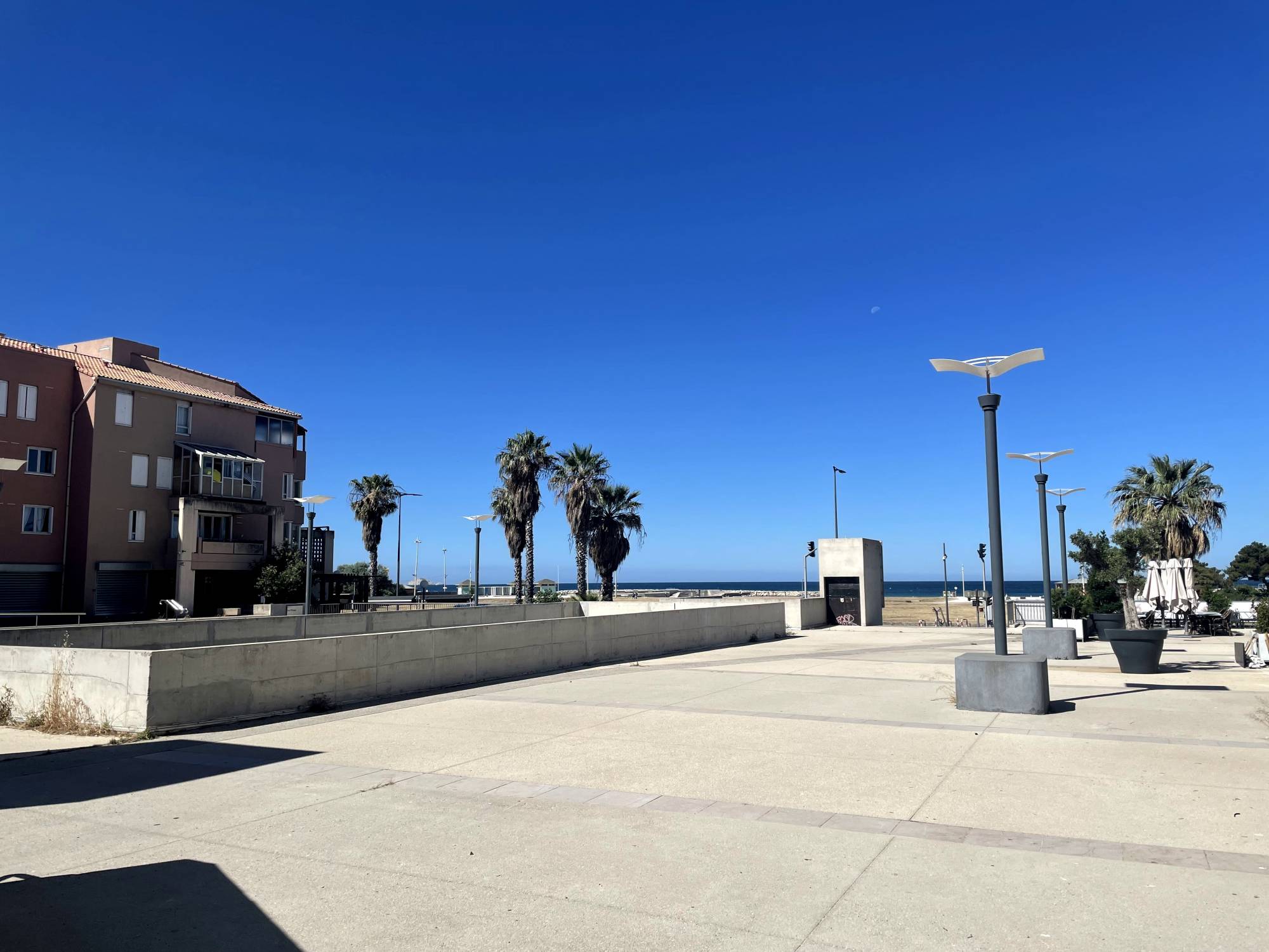 prado plage A vendre grand 2 pièces 50 m² en rez de chaussée avec terrasse de 33 m² et place de parking privative Prado-Plage 13008 Marseille