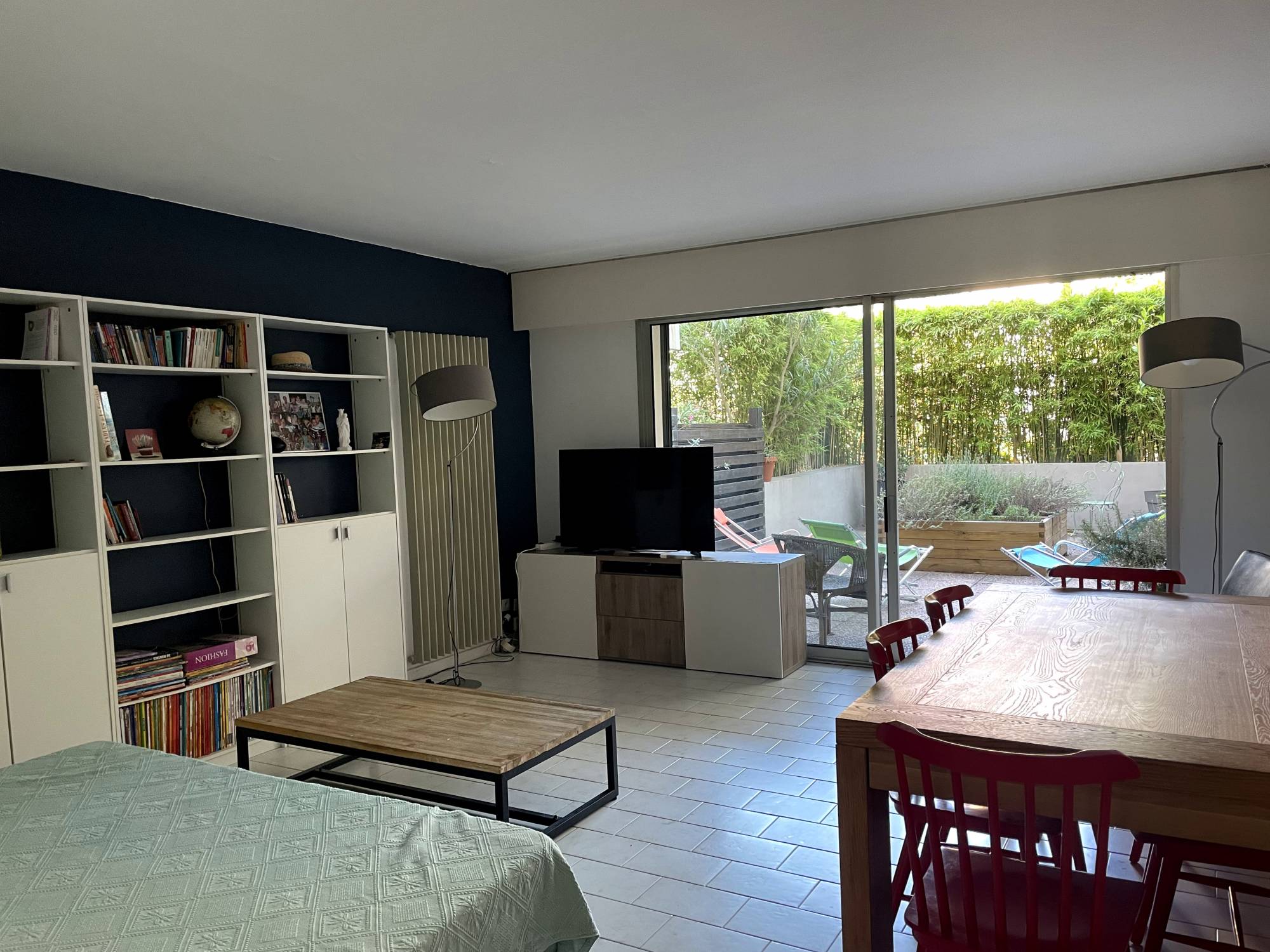 pièce à vivre A vendre grand 2 pièces 50 m² en rez de chaussée avec terrasse de 33 m² et place de parking privative Prado-Plage 13008 Marseille