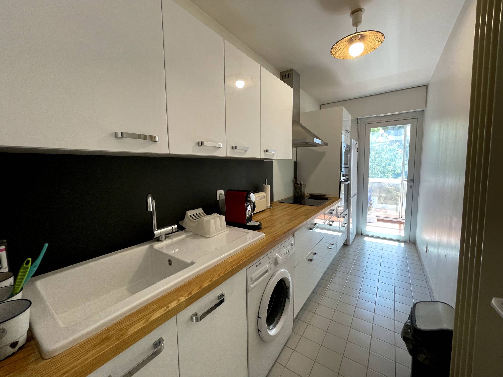 cuisine  A vendre grand 2 pièces 50 m² en rez de chaussée avec terrasse de 33 m² et place de parking privative Prado-Plage 13008 Marseille