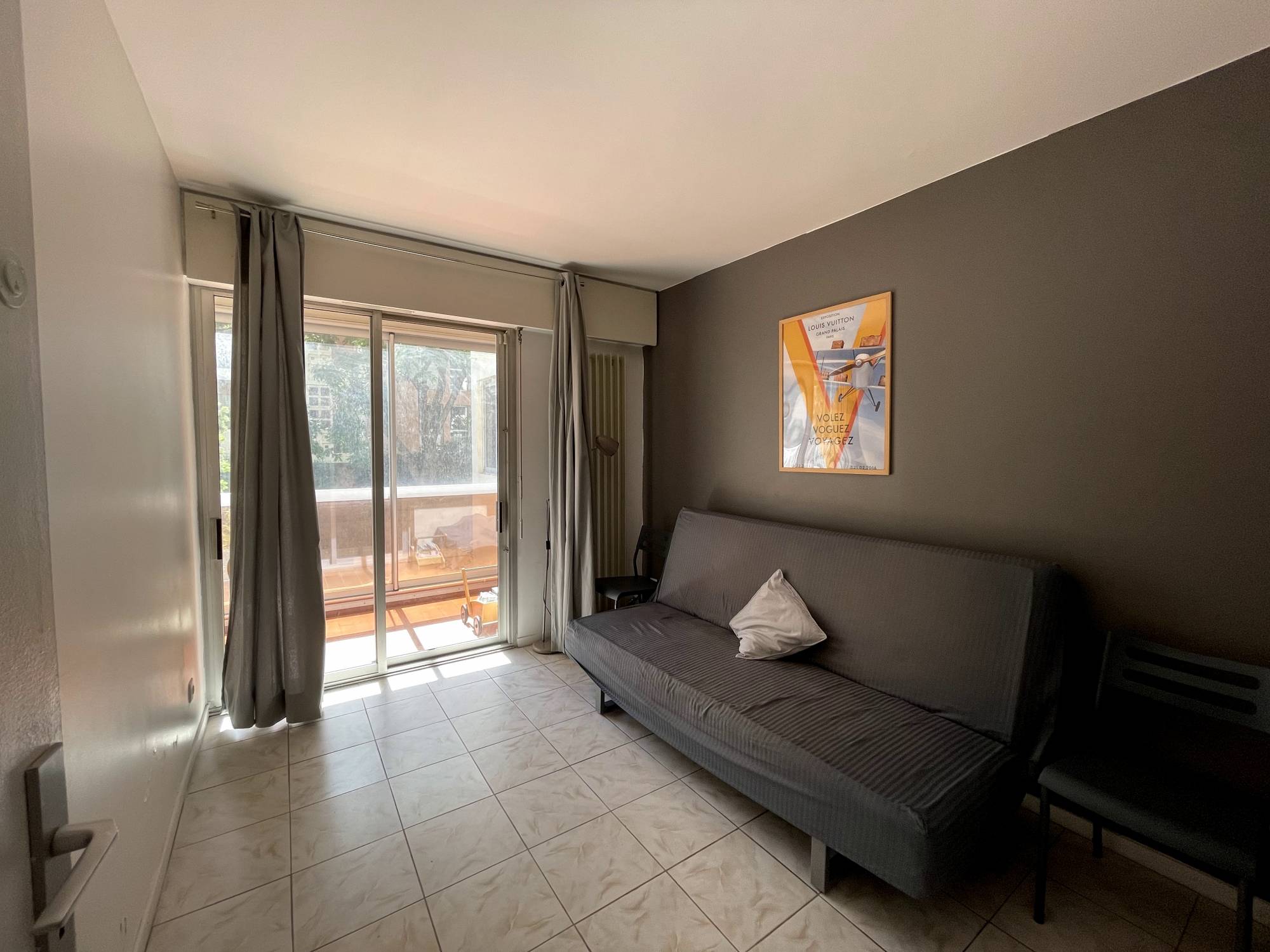 chambre A vendre grand 2 pièces 50 m² en rez de chaussée avec terrasse de 33 m² et place de parking privative Prado-Plage 13008 Marseille