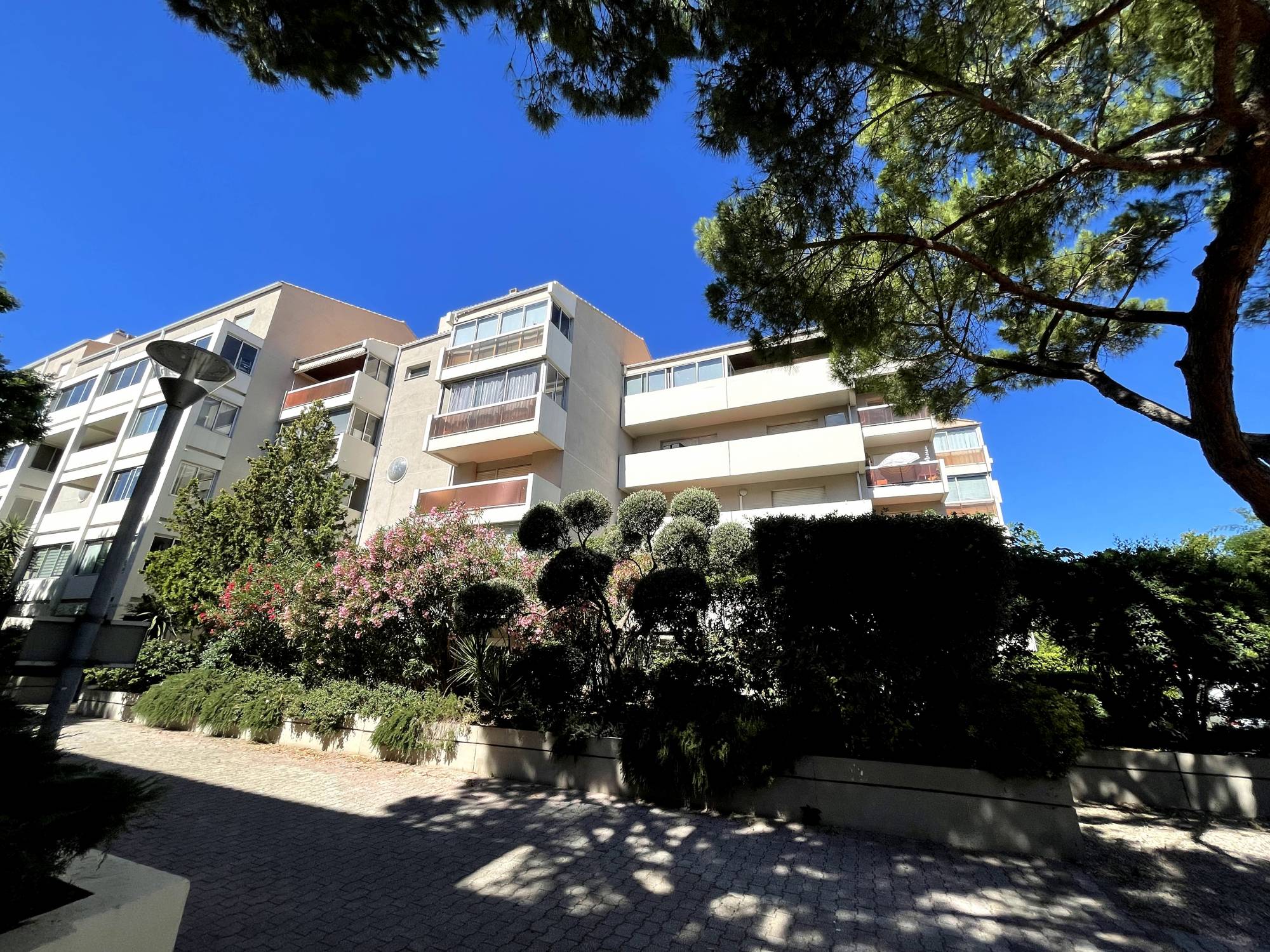 résidence A vendre grand 2 pièces 50 m² en rez de chaussée avec terrasse de 33 m² et place de parking privative Prado-Plage 13008 Marseille