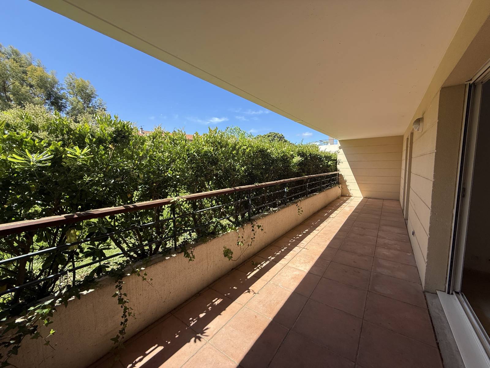 A la vente  dans résidence de standing appartement 3 pièces avec terrasse et place de parking Bois Luzy 13012 Marseille