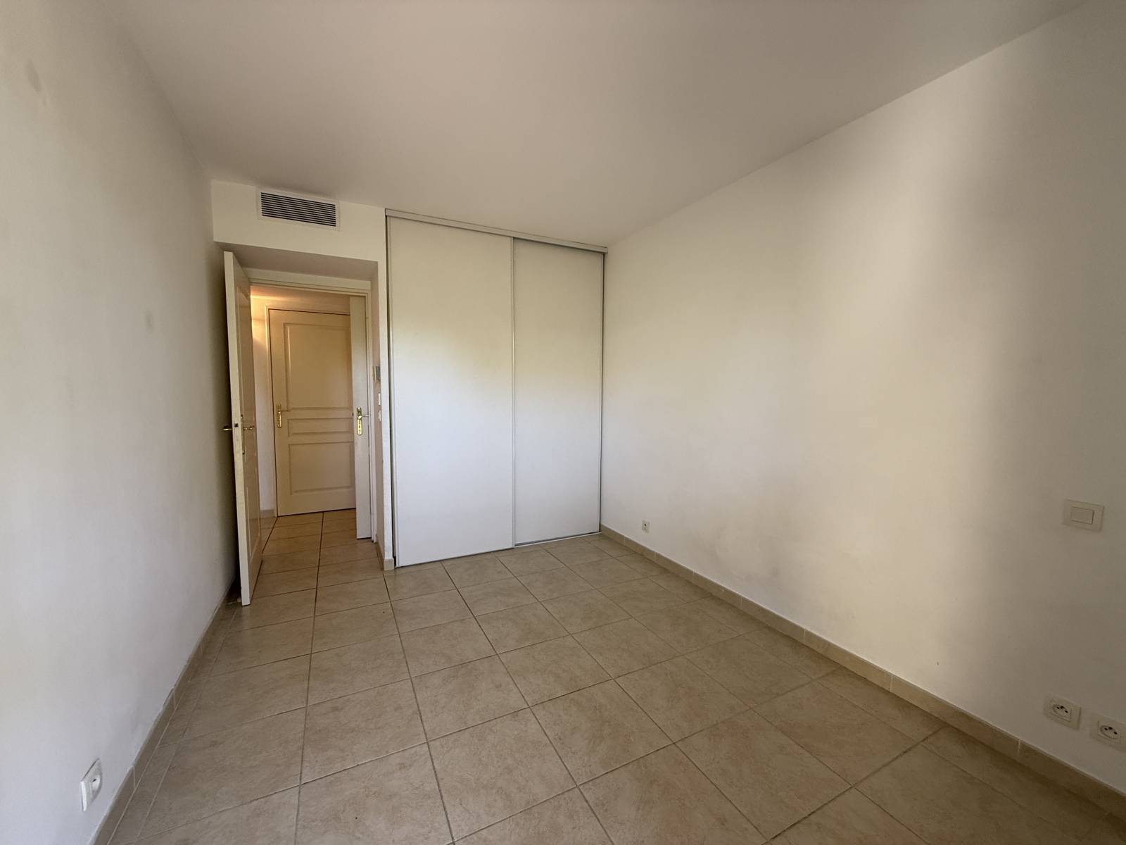 A la vente  dans résidence de standing appartement 3 pièces avec terrasse et place de parking Bois Luzy 13012 Marseille