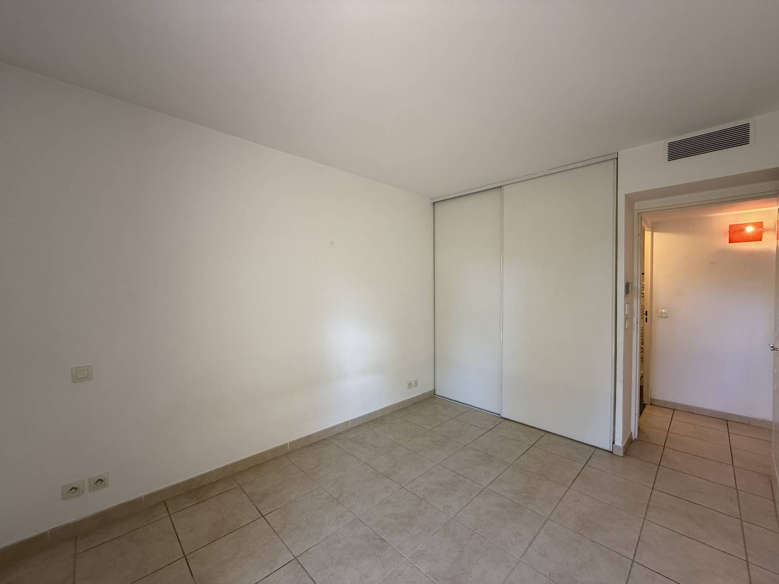 A la vente  dans résidence de standing appartement 3 pièces avec terrasse et place de parking Bois Luzy 13012 Marseille