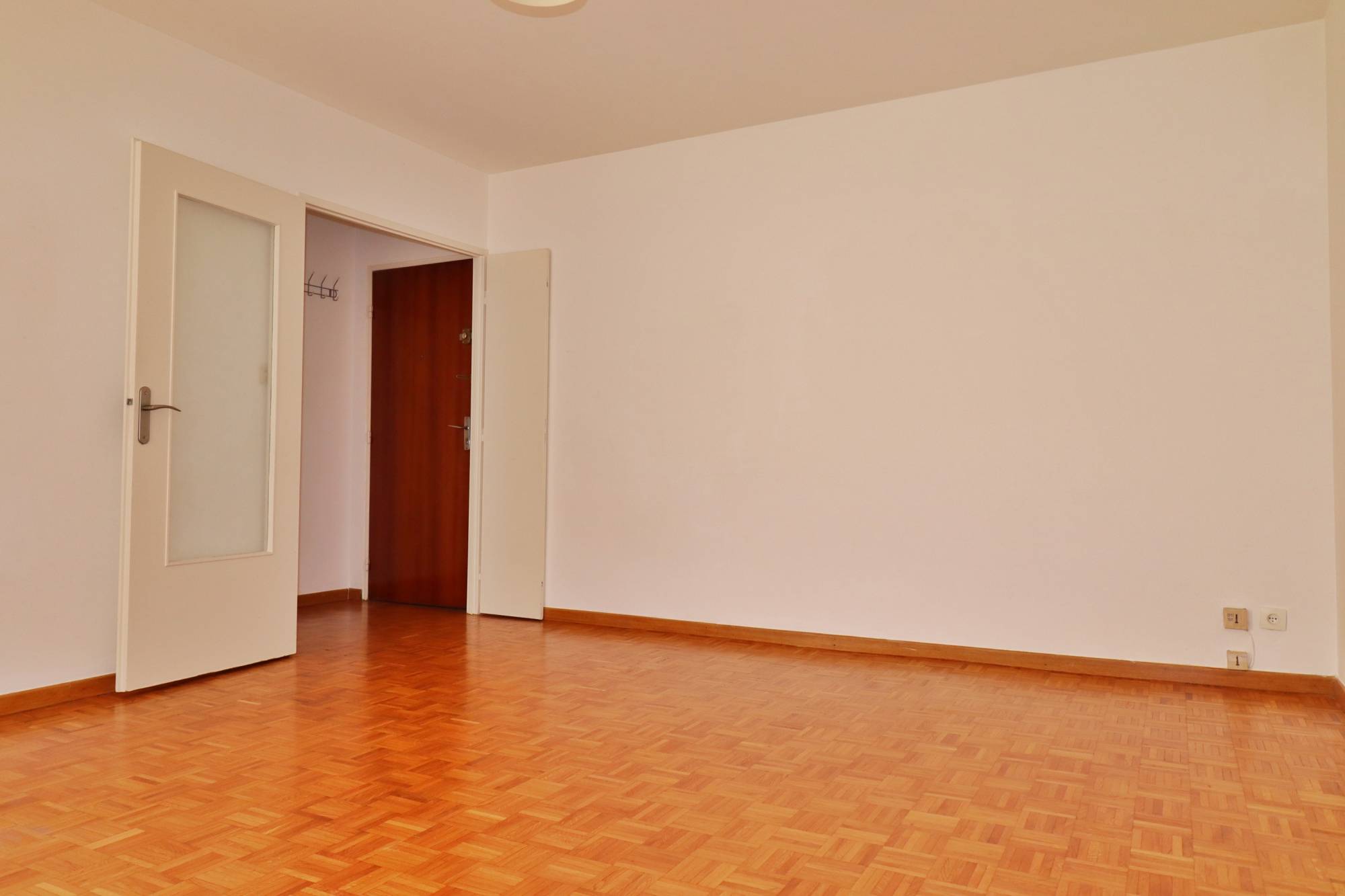 séjour A vendre appartement 2 pièces de 43 m² avec balcon et cave situé entre Castellane et Préfecture 13006 Marseille