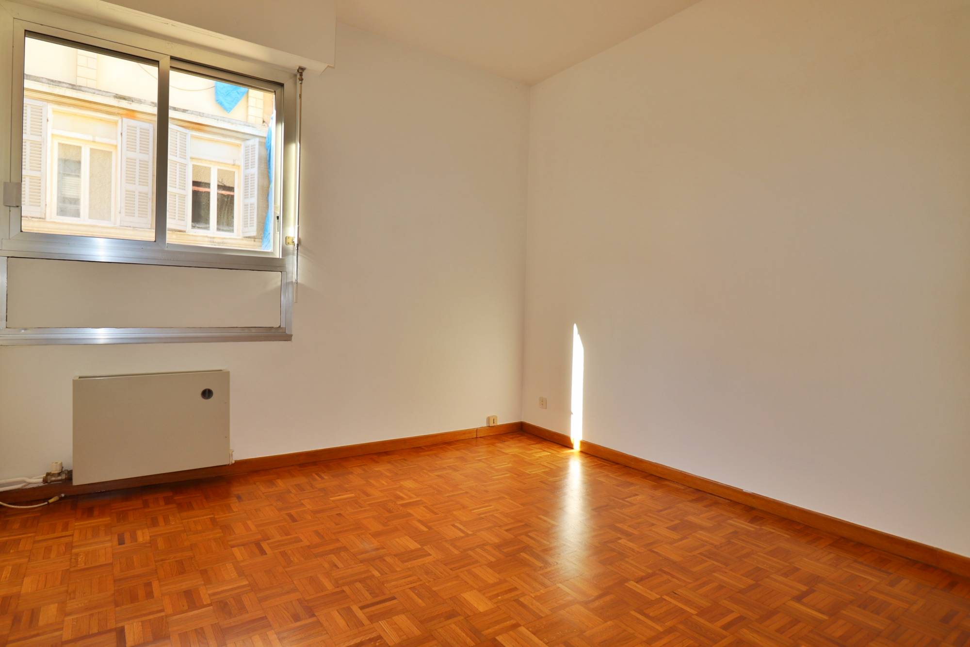 chambre A vendre appartement 2 pièces de 43 m² avec balcon et cave situé entre Castellane et Préfecture 13006 Marseille