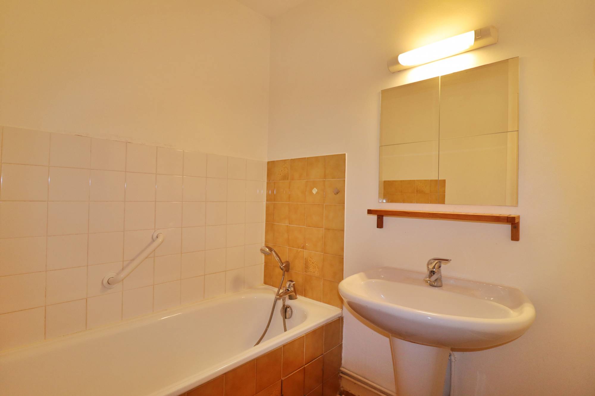 salle de bains A vendre appartement 2 pièces de 43 m² avec balcon et cave situé entre Castellane et Préfecture 13006 Marseille