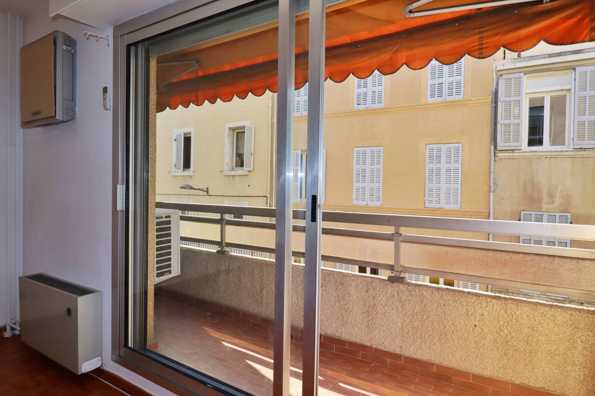 balcon A vendre appartement 2 pièces de 43 m² avec balcon et cave situé entre Castellane et Préfecture 13006 Marseille