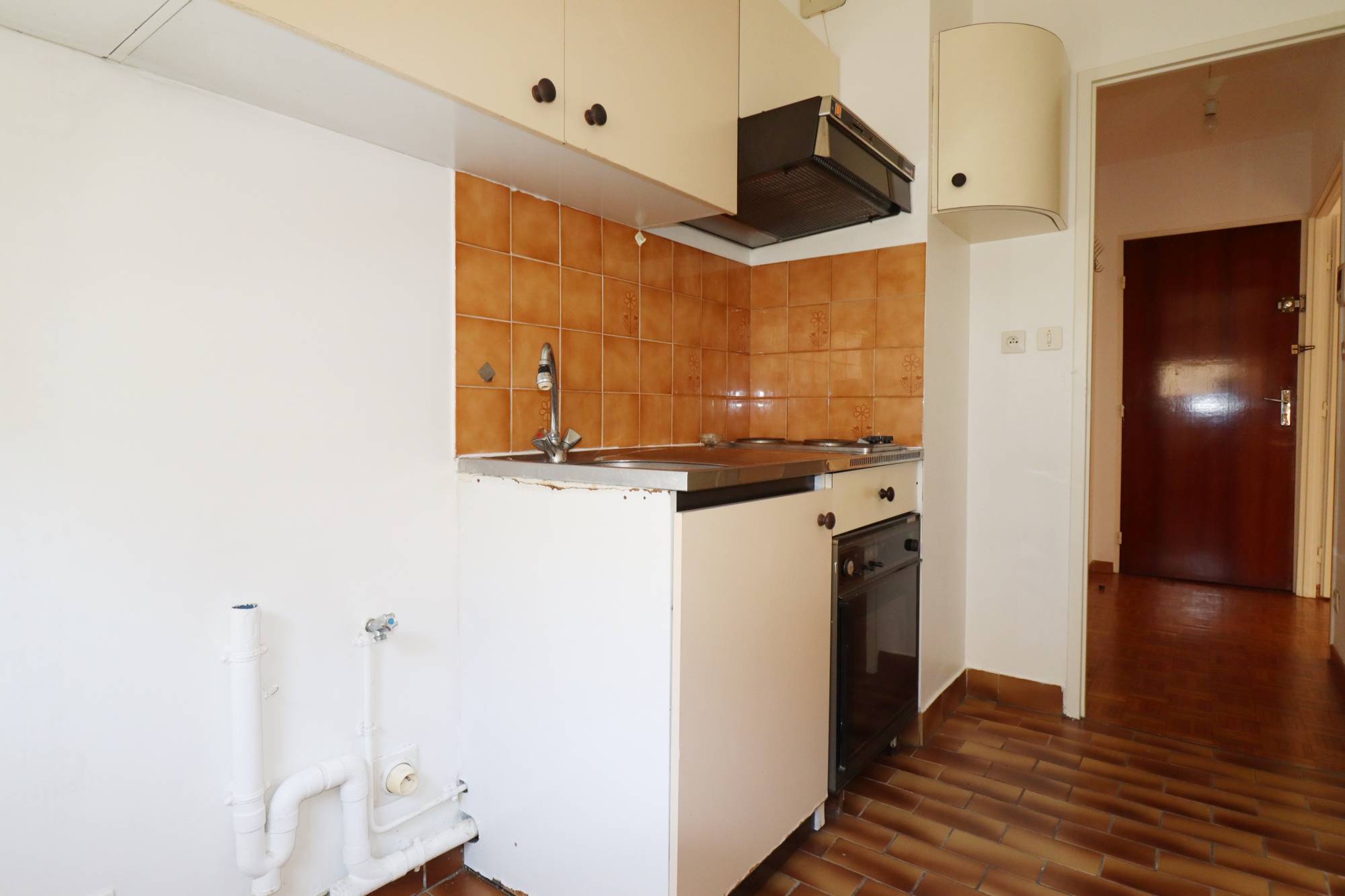 cuisine A vendre appartement 2 pièces de 43 m² avec balcon et cave situé entre Castellane et Préfecture 13006 Marseille