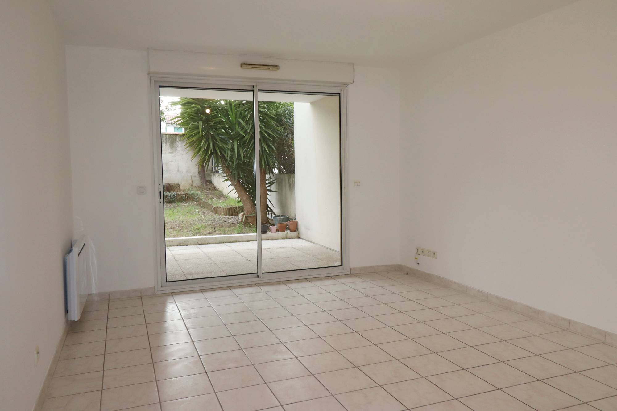 séjour A vendre appartement 3 pièces avec terrasse, jardin et place de parking privative Saint Barnabé 13004 Marseille