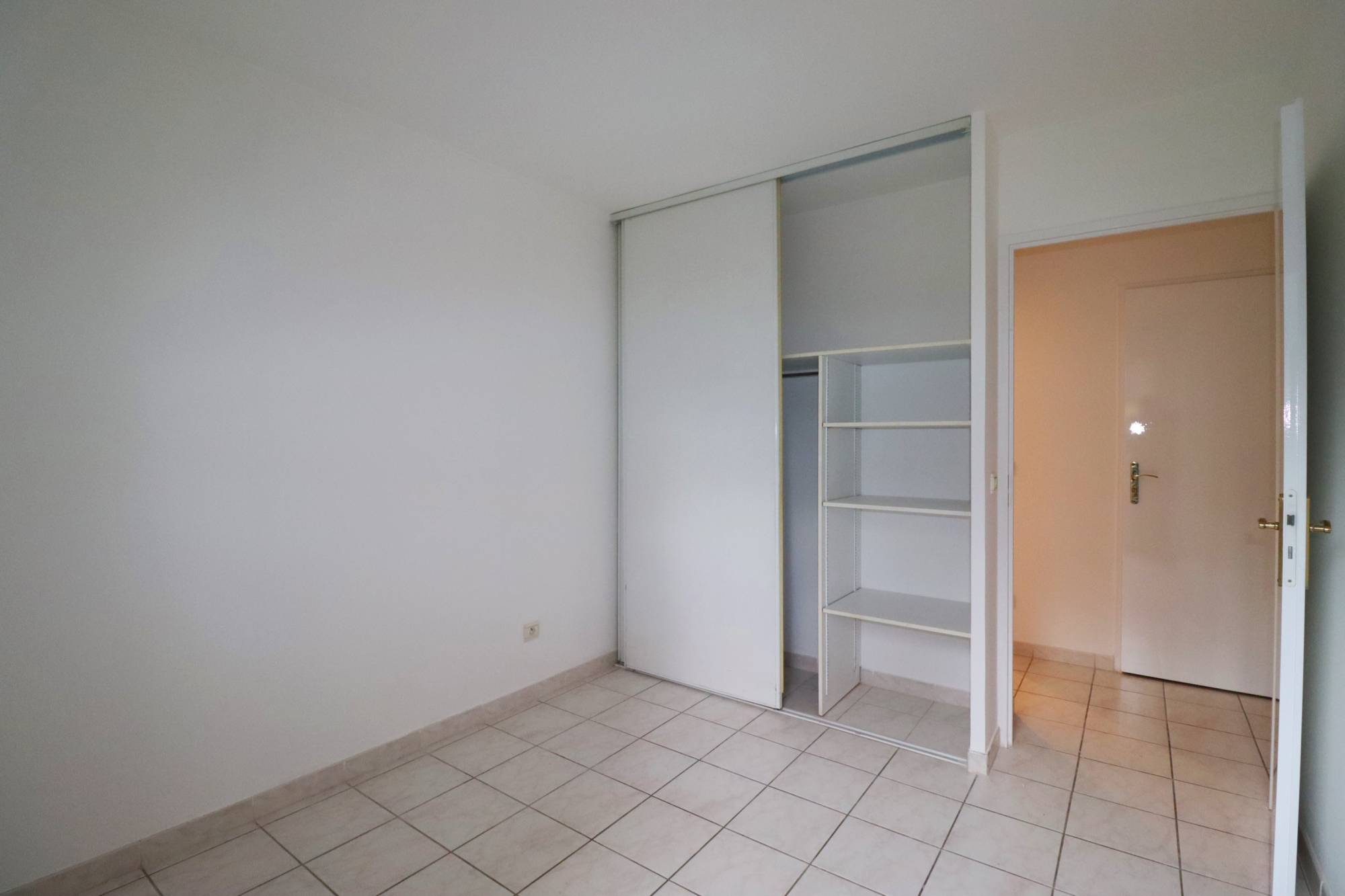 chambre A vendre appartement 3 pièces avec terrasse, jardin et place de parking privative Saint Barnabé 13004 Marseille