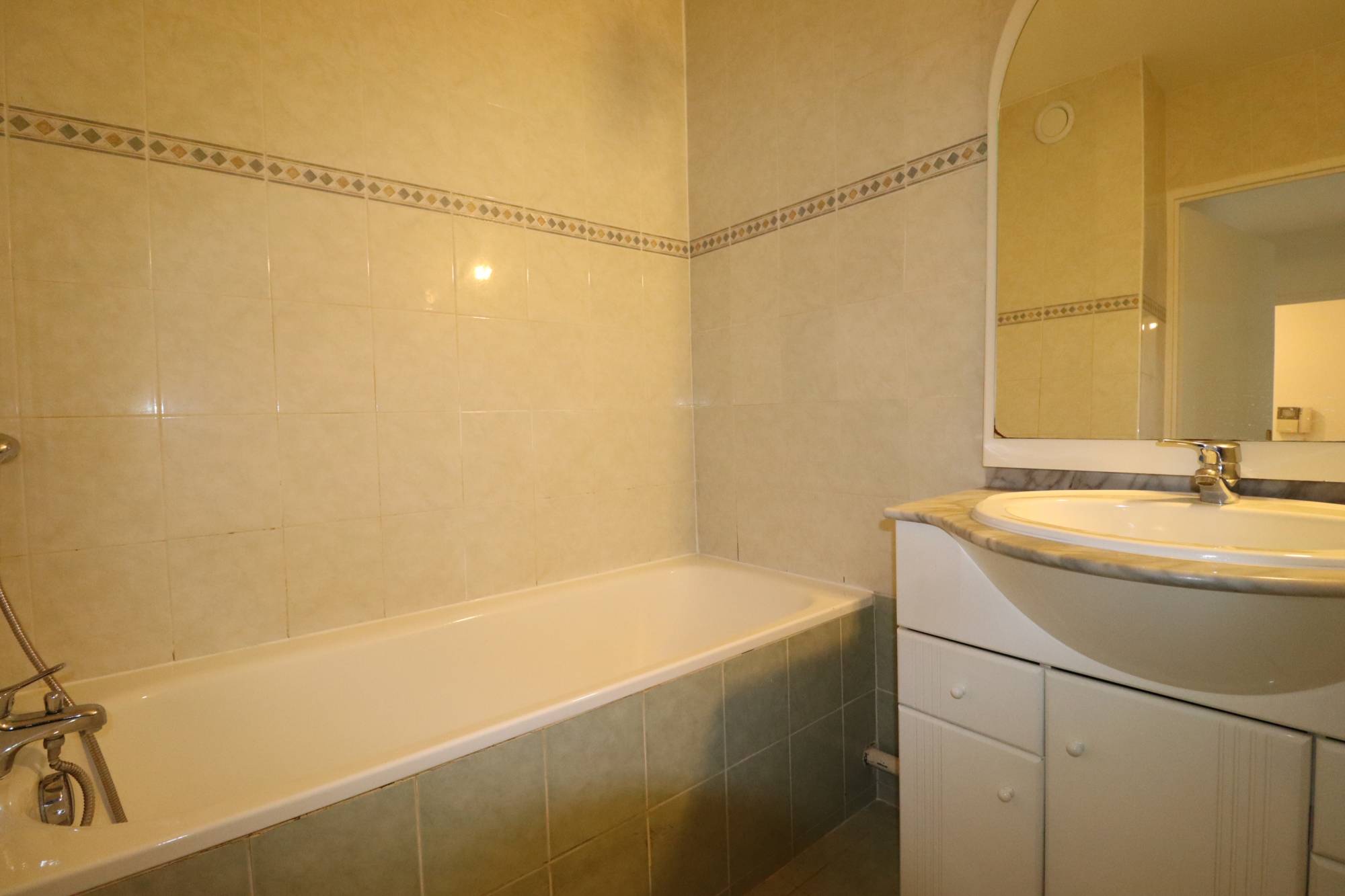 salle de bains A vendre appartement 3 pièces avec terrasse, jardin et place de parking privative Saint Barnabé 13004 Marseille