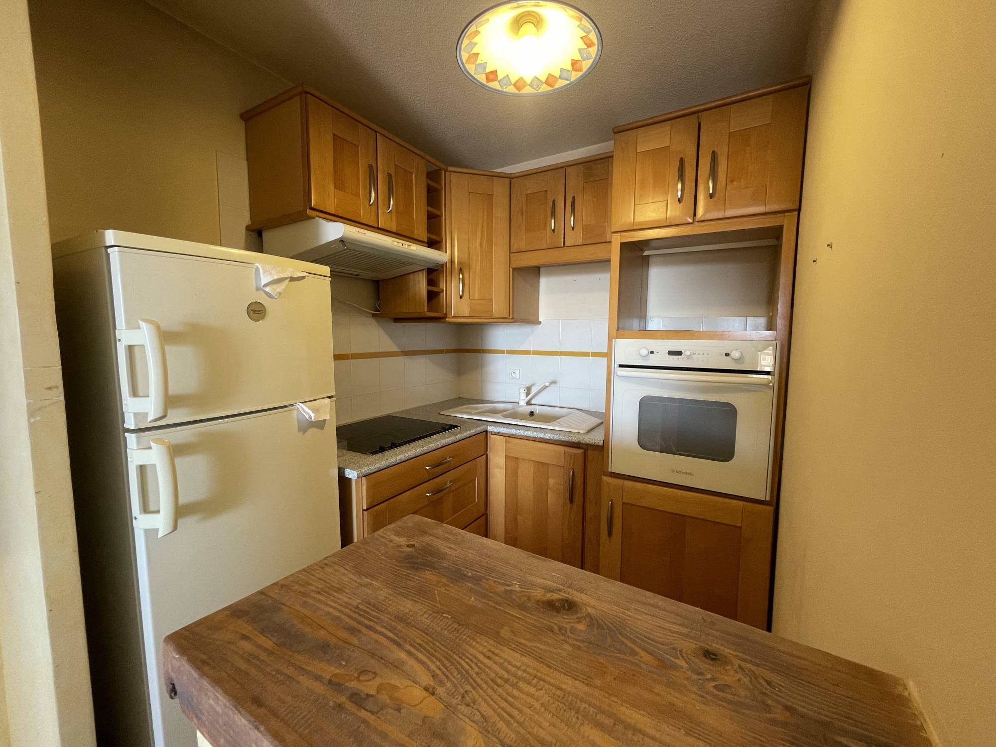 cuisine A vendre appartement 2 pièces de 50 m² avec terrasse, place de parking privative et cave, magnifique vue mer  06240 Beausoleil