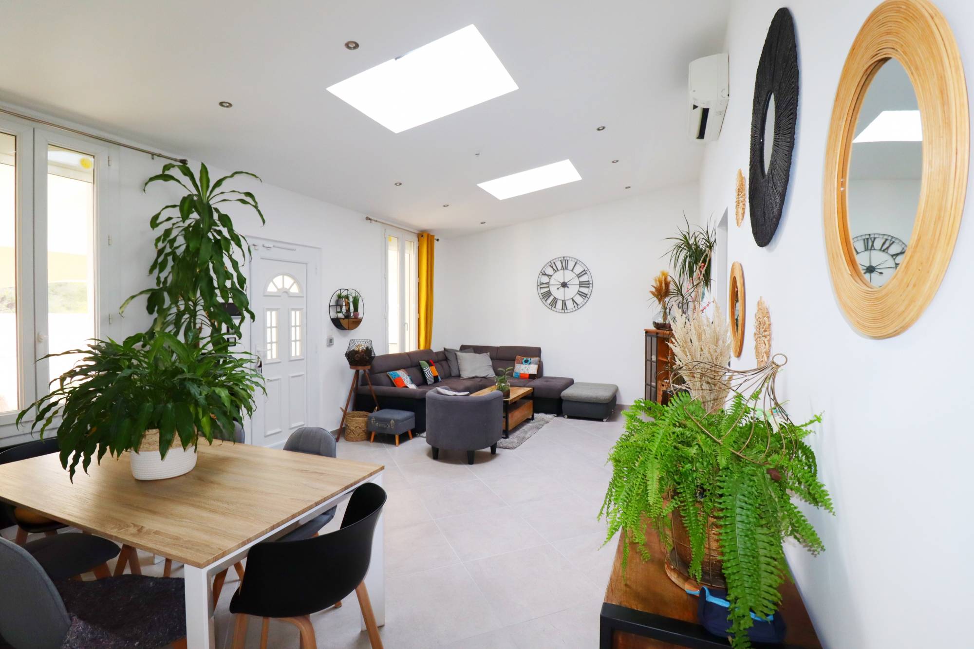 A vendre villa de plain pied avec 3 chambres, terrasse, garage et piscine 13240 Septèmes les vallons