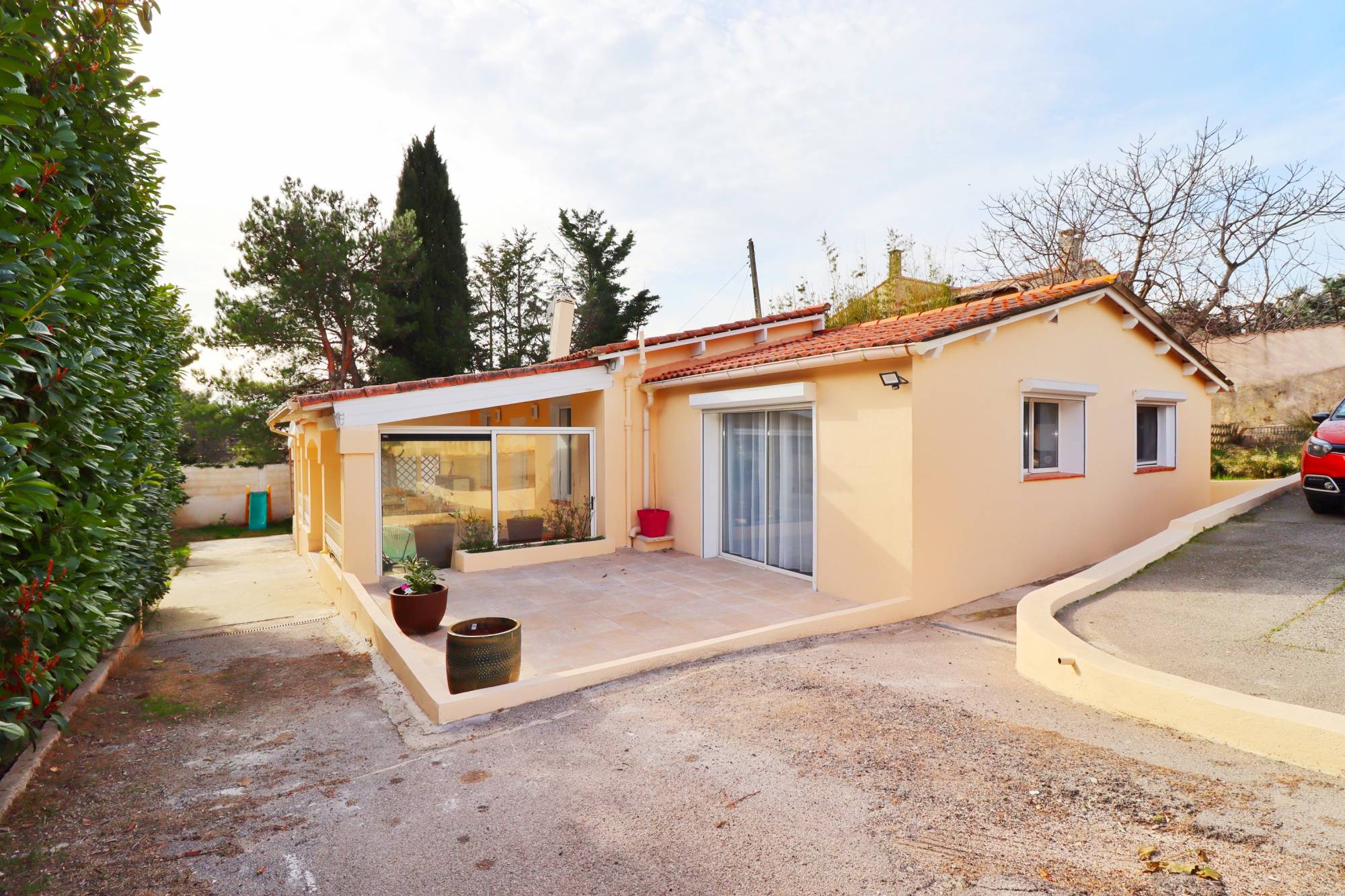 A vendre villa de plain pied avec 3 chambres, terrasse, garage et piscine 13240 Septèmes les vallons