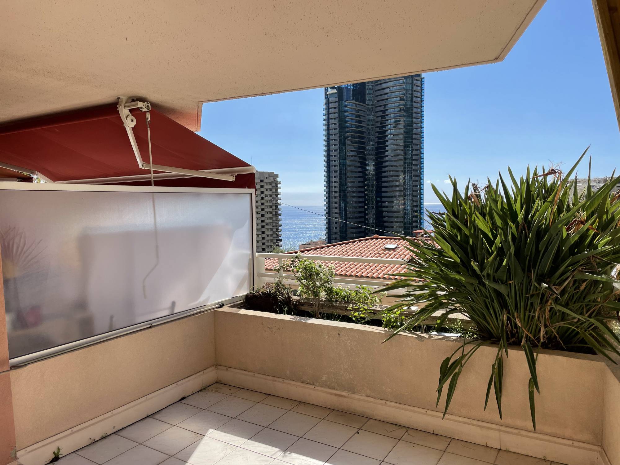 terrasse A vendre appartement 2 pièces de 50 m² avec terrasse, place de parking privative et cave, magnifique vue mer  06240 Beausoleil