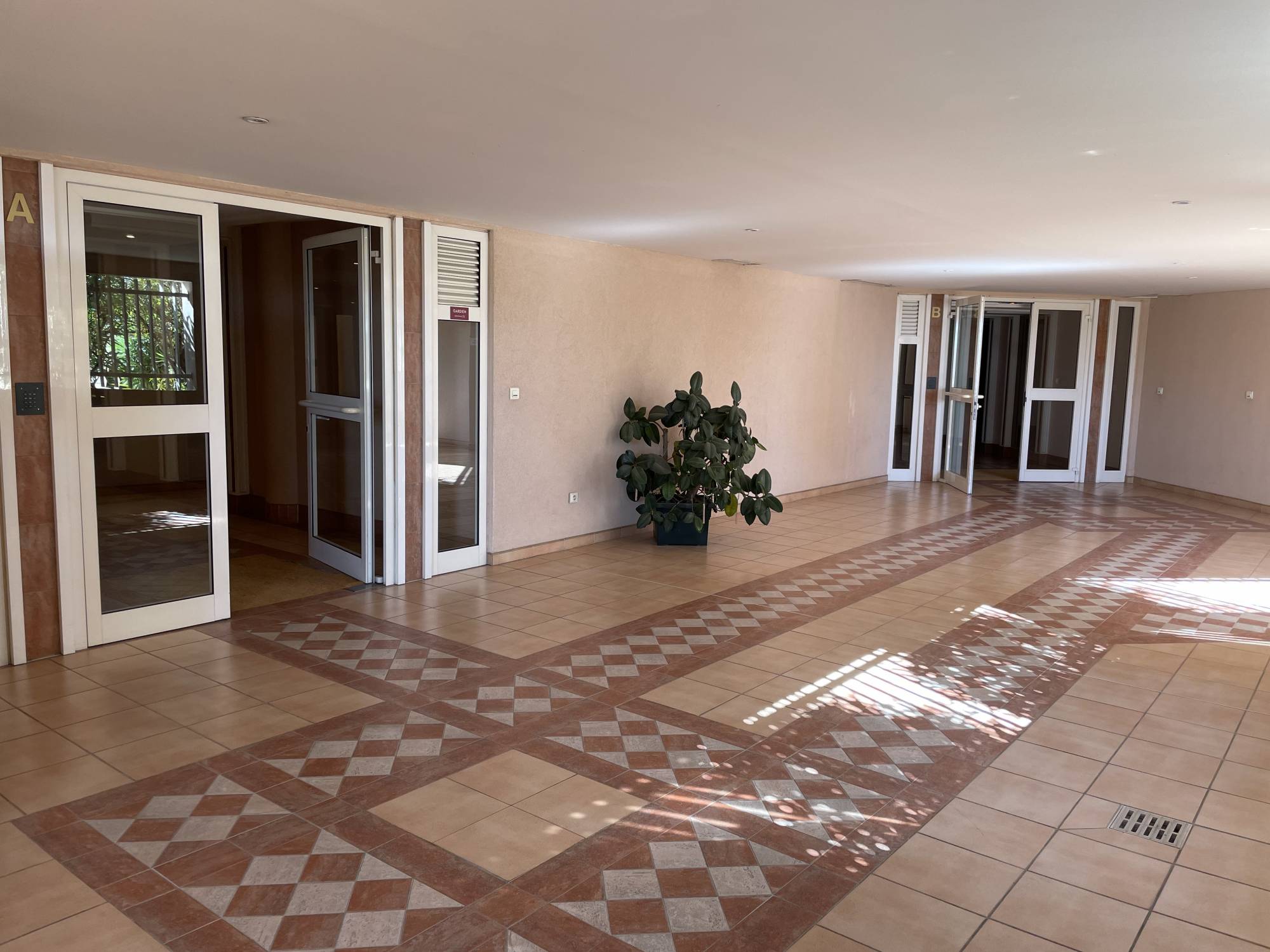 A vendre appartement 2 pièces de 50 m² avec terrasse, place de parking privative et cave, magnifique vue mer  06240 Beausoleil